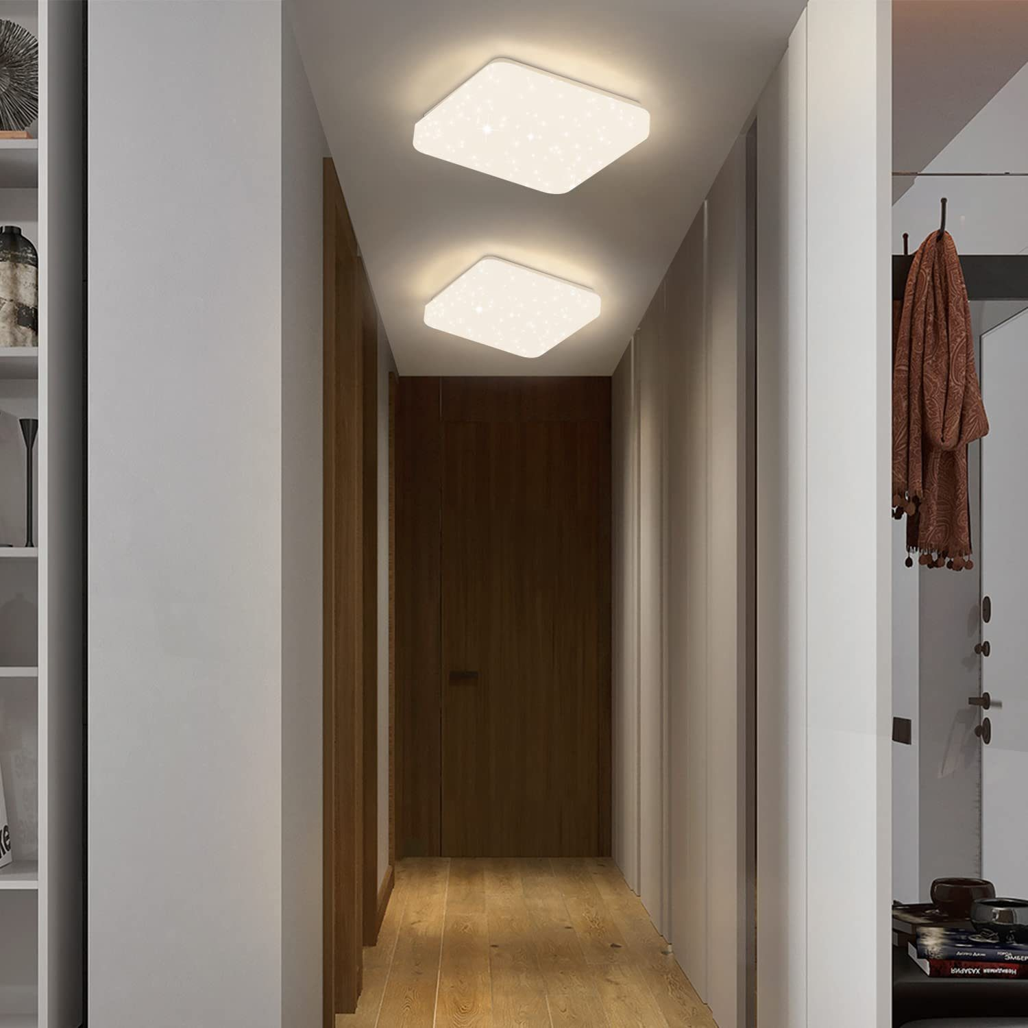 Korytarz z dwoma kwadratowymi lampami sufitowymi. Drewniane drzwi i białe ściany.