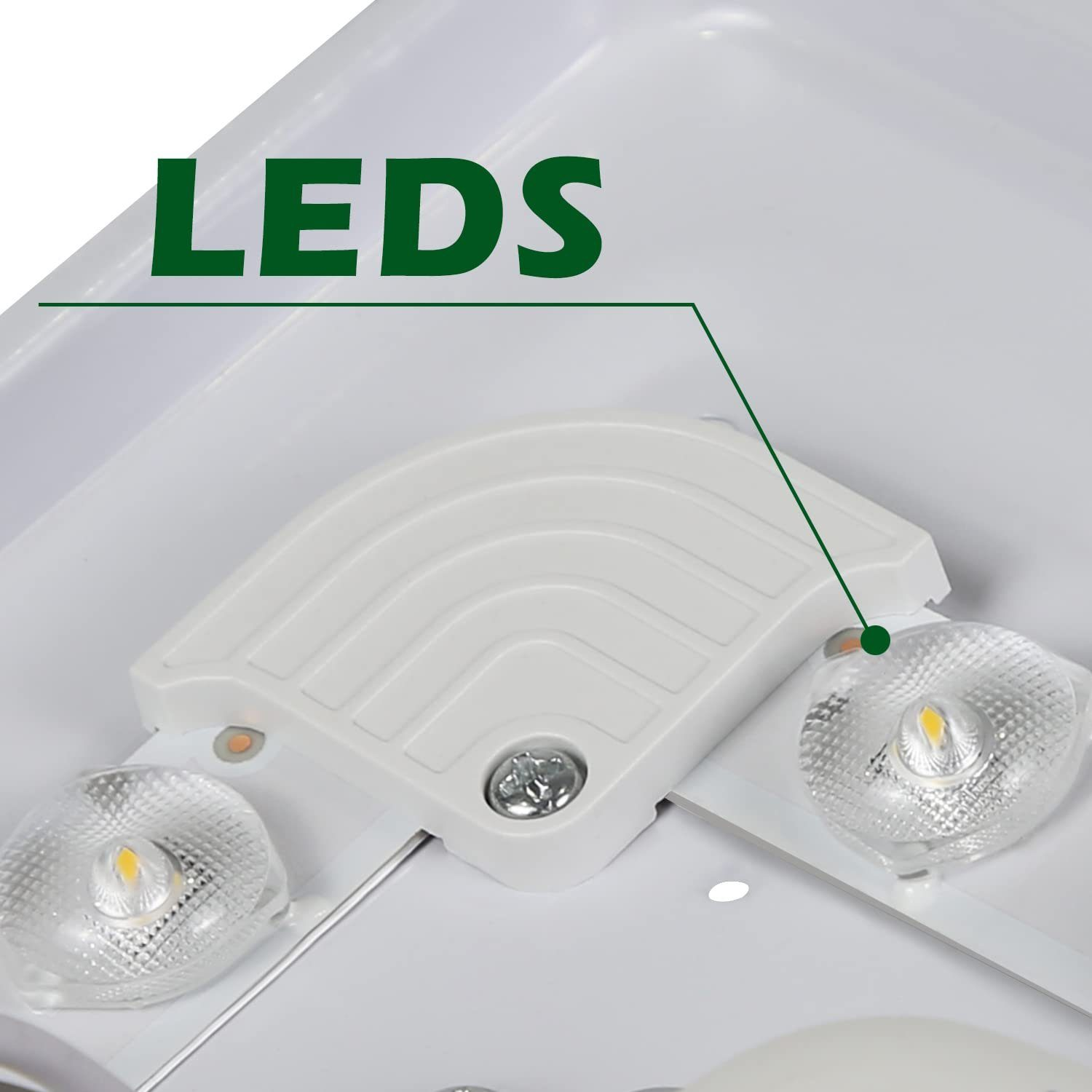 Zbliżenie dwóch świateł LED i białego osprzętu, z napisem 'LEDS'.