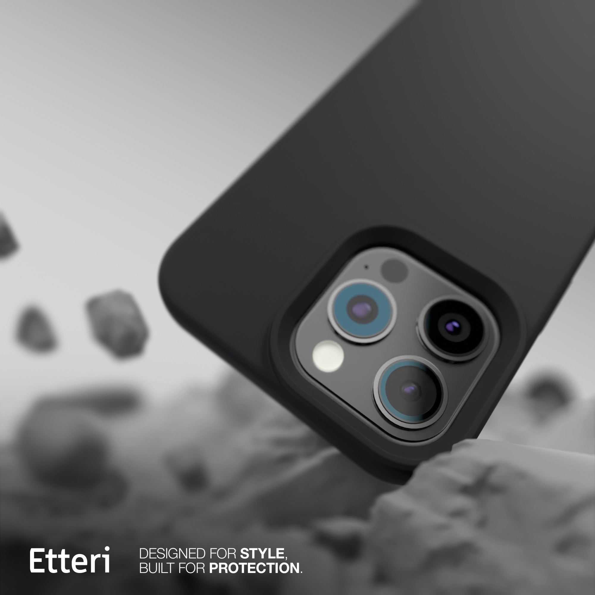 Custodia nera con lenti della fotocamera visibili, su sfondo sfocato.