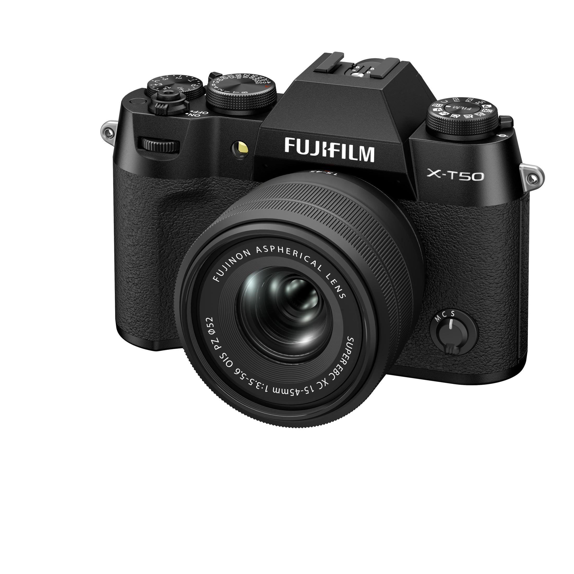 Eine schwarze Fujifilm X-T50 Kamera mit Objektiv. Die Kamera befindet sich auf weißem Hintergrund.