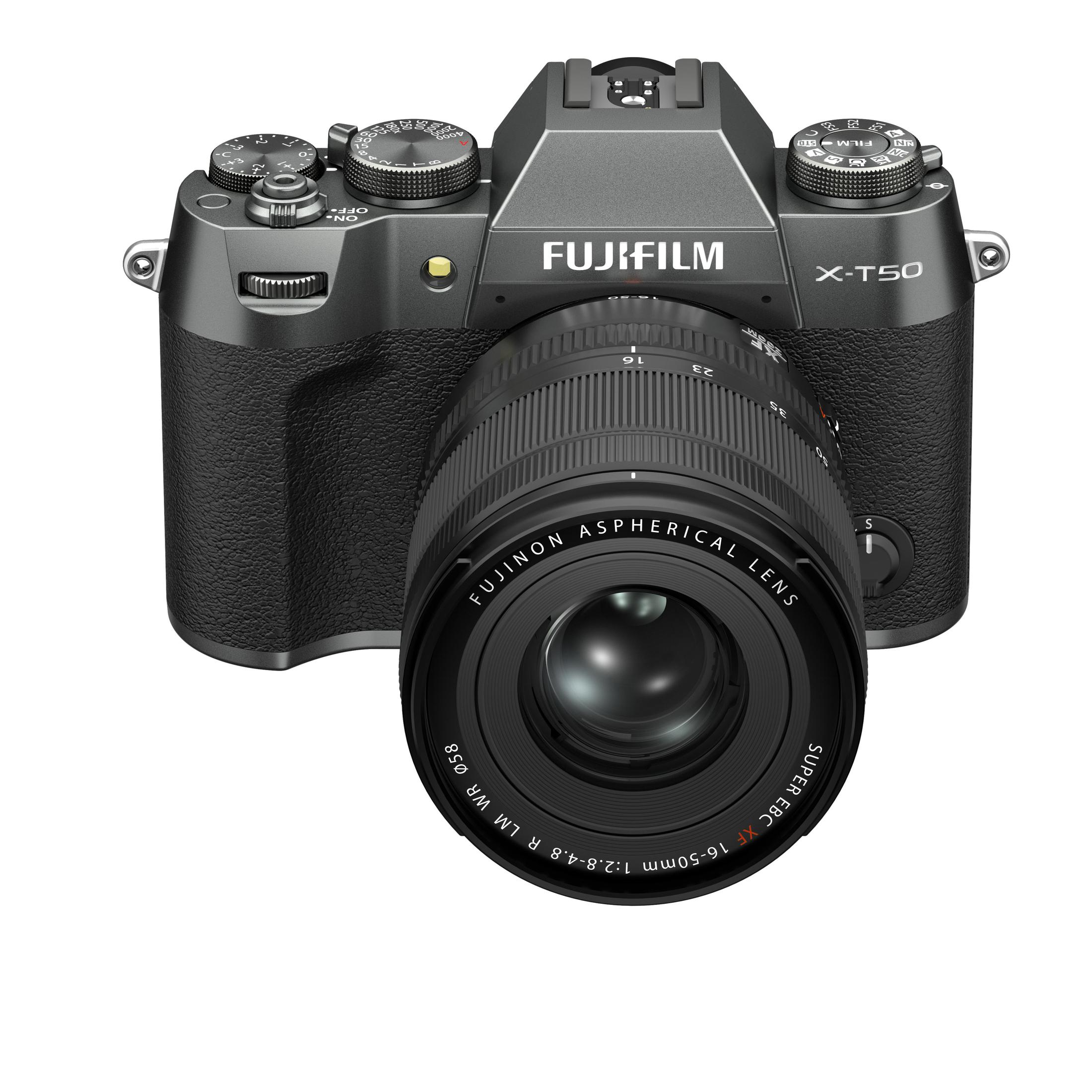 Eine graue Fujifilm X-T50 Kamera mit Objektiv. Schwarzer Griff. Viele Räder und Knöpfe oben.