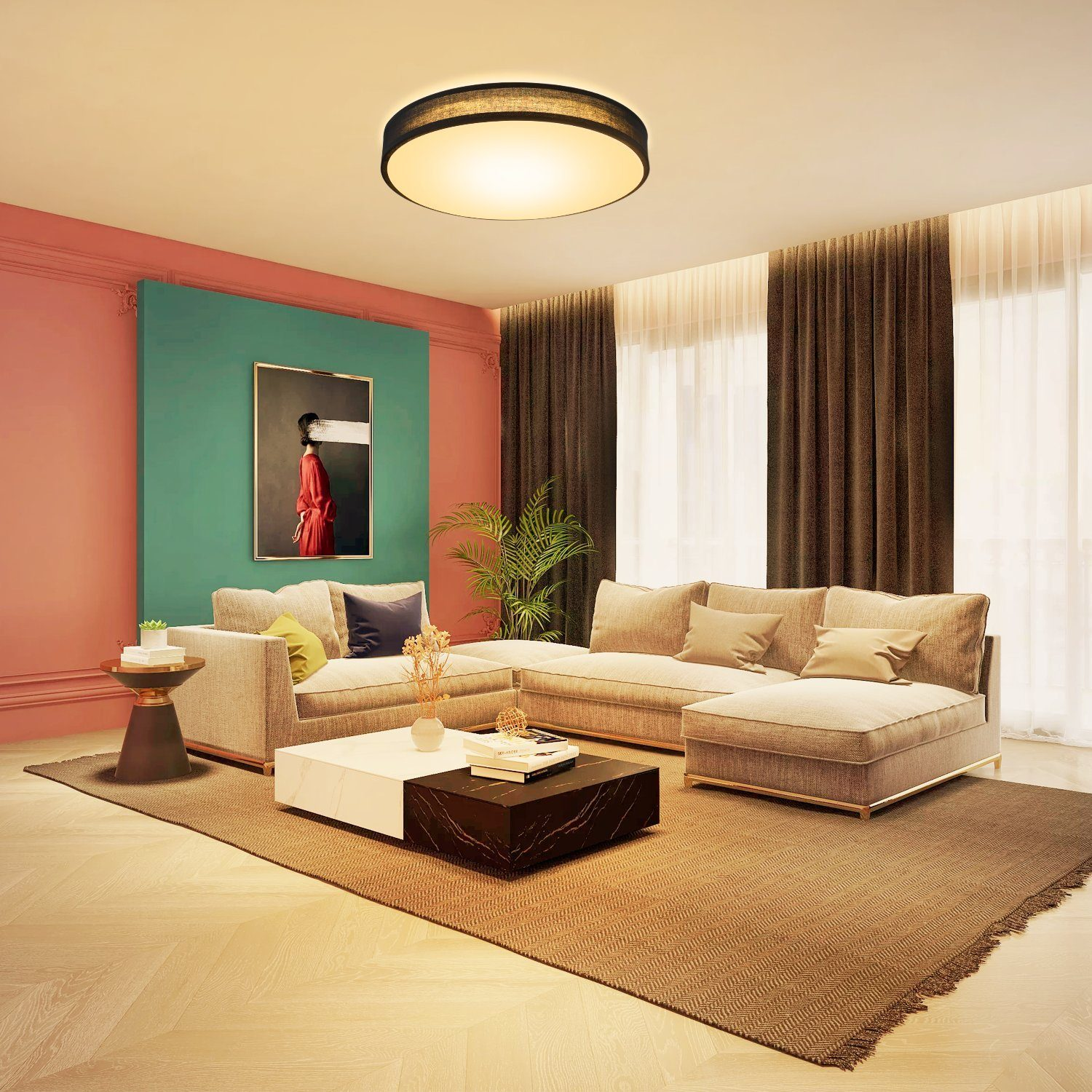 Wohnzimmer mit Sofa, Couchtisch und Kunst. Eine große Deckenleuchte beleuchtet den Raum.