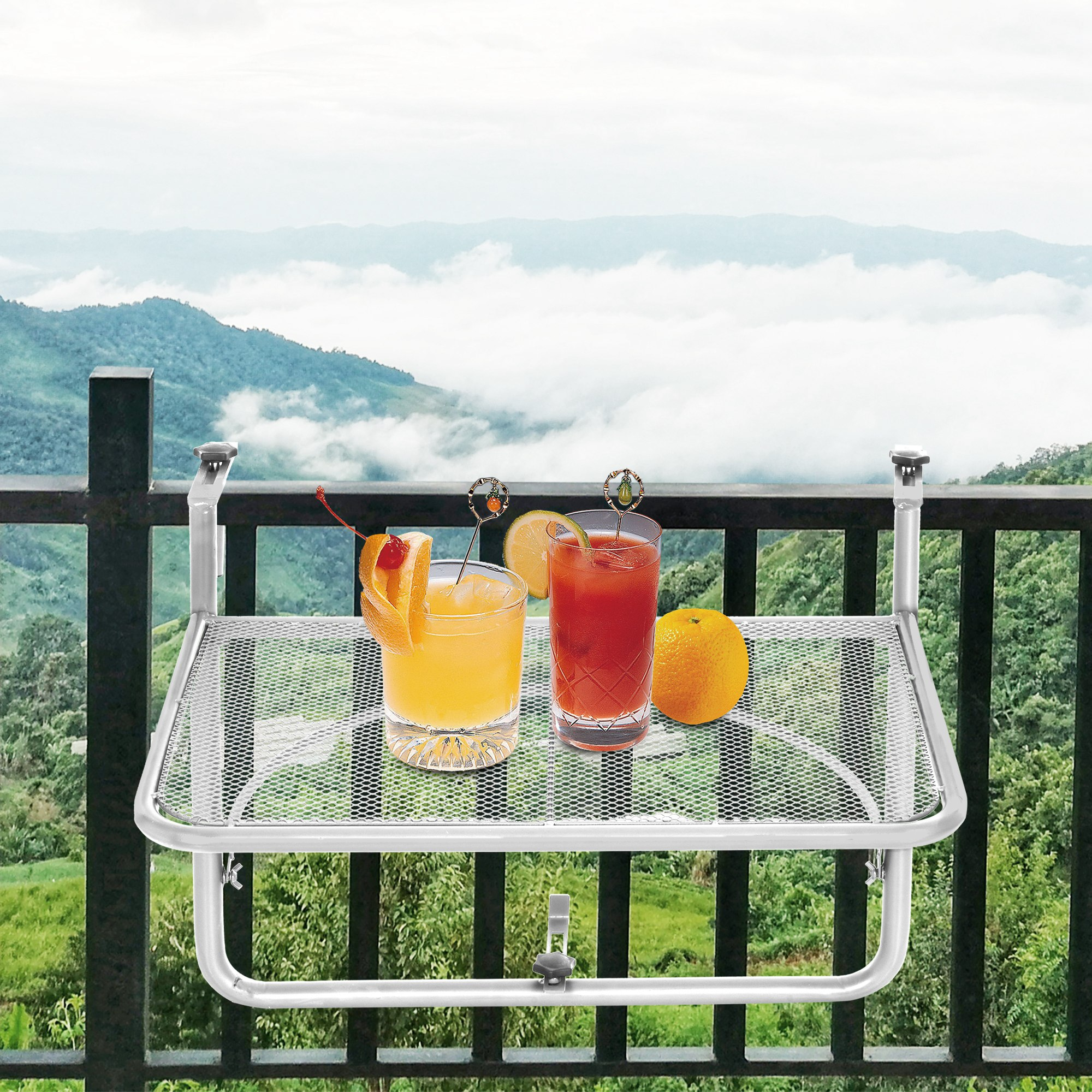 Zwei Cocktails auf einem kleinen Balkontisch mit Blick auf eine Bergkette, mit schwarzem Geländer.