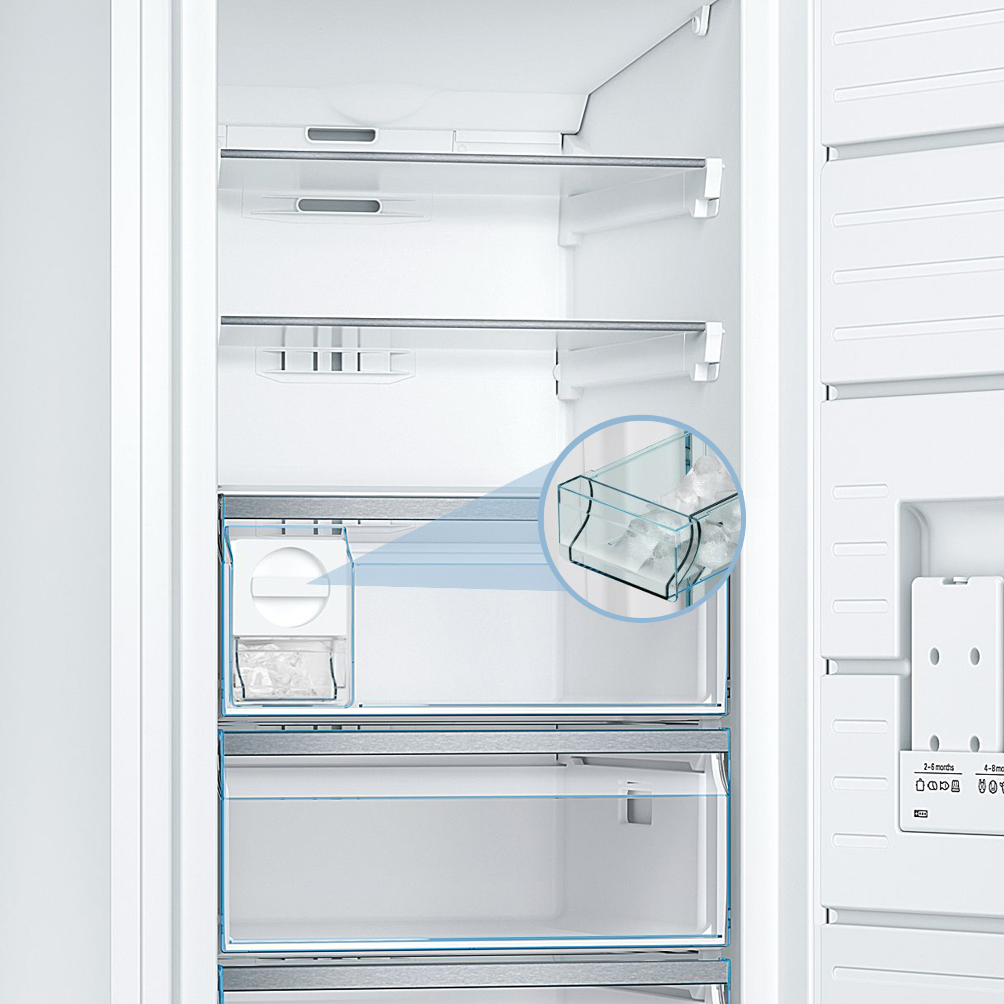 Geöffneter weißer Kühlschrank mit Schubladen, Regalen und Eisbereiter.