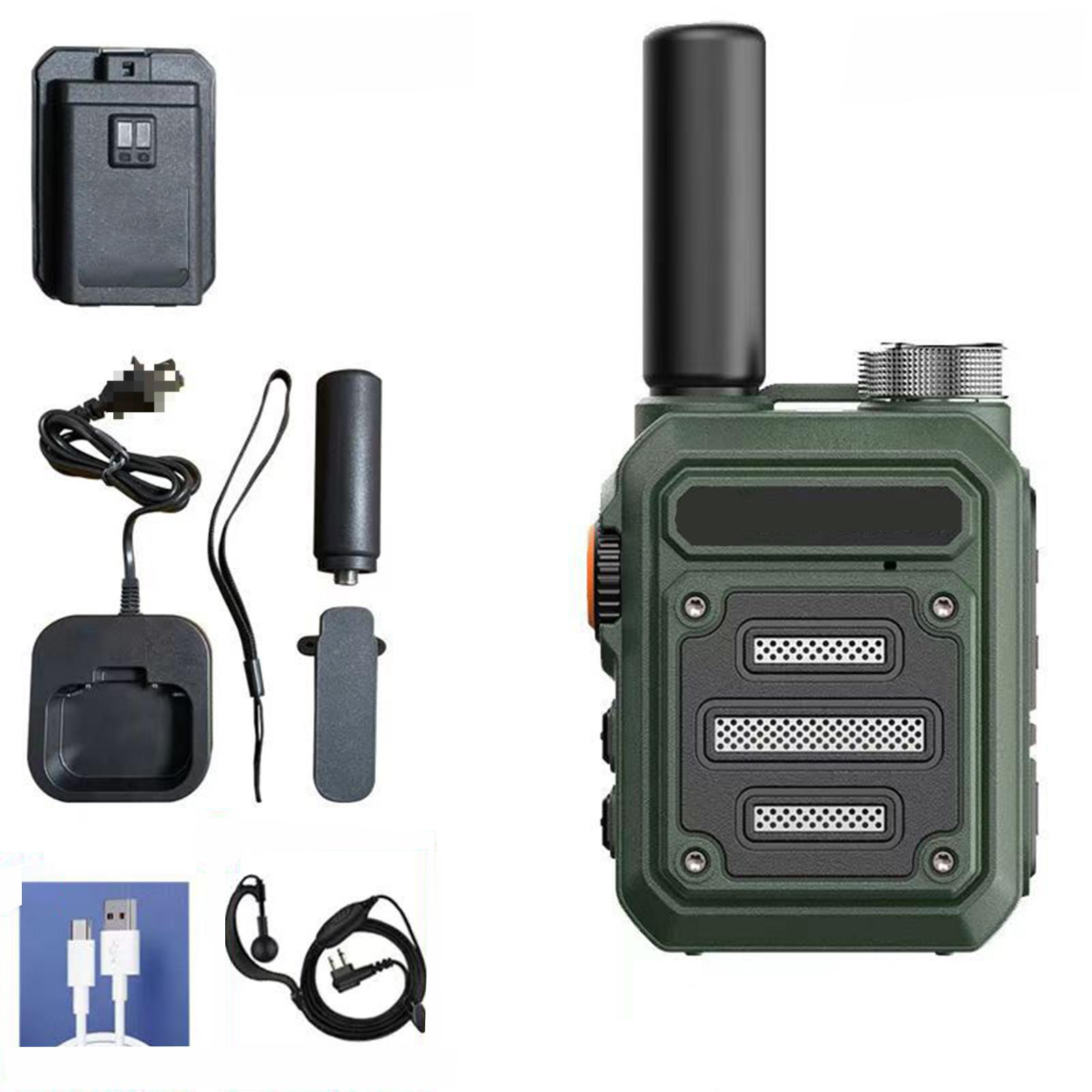Ein grünes Walkie-Talkie mit Zubehör. Artikel sind auf weißem Untergrund angeordnet.