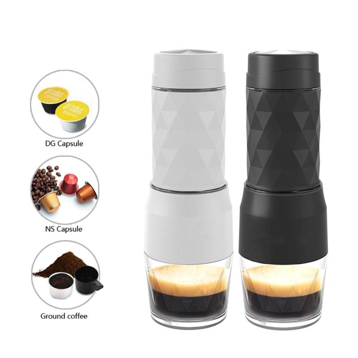 Zwei Espressomaschinen, eine weiße, eine schwarze. Mit Kaffeekapseln und gemahlenem Kaffee.