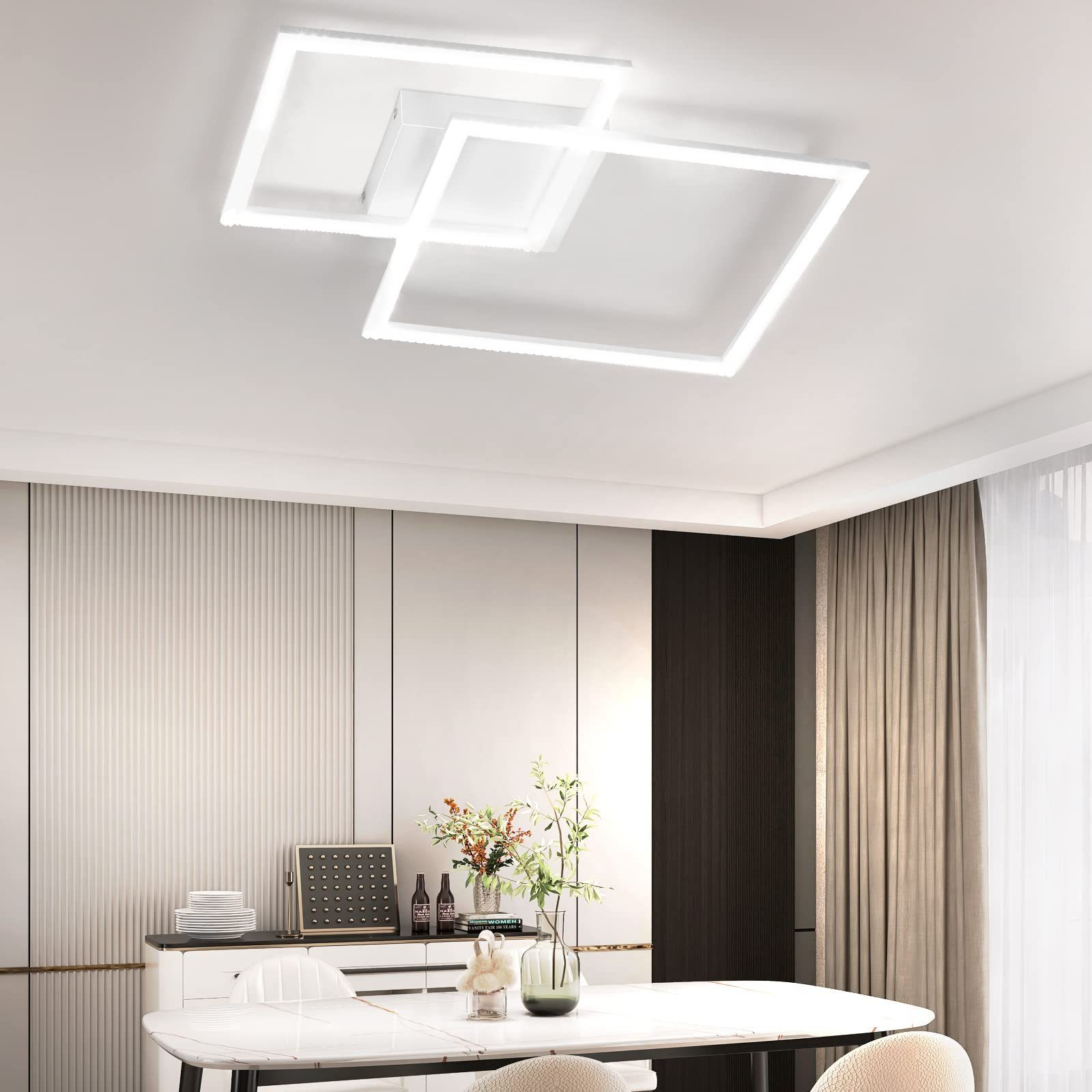 Moderne Deckenleuchte mit zwei sich überlappenden Quadraten, vor einer neutralen Wand und Fenster platziert.