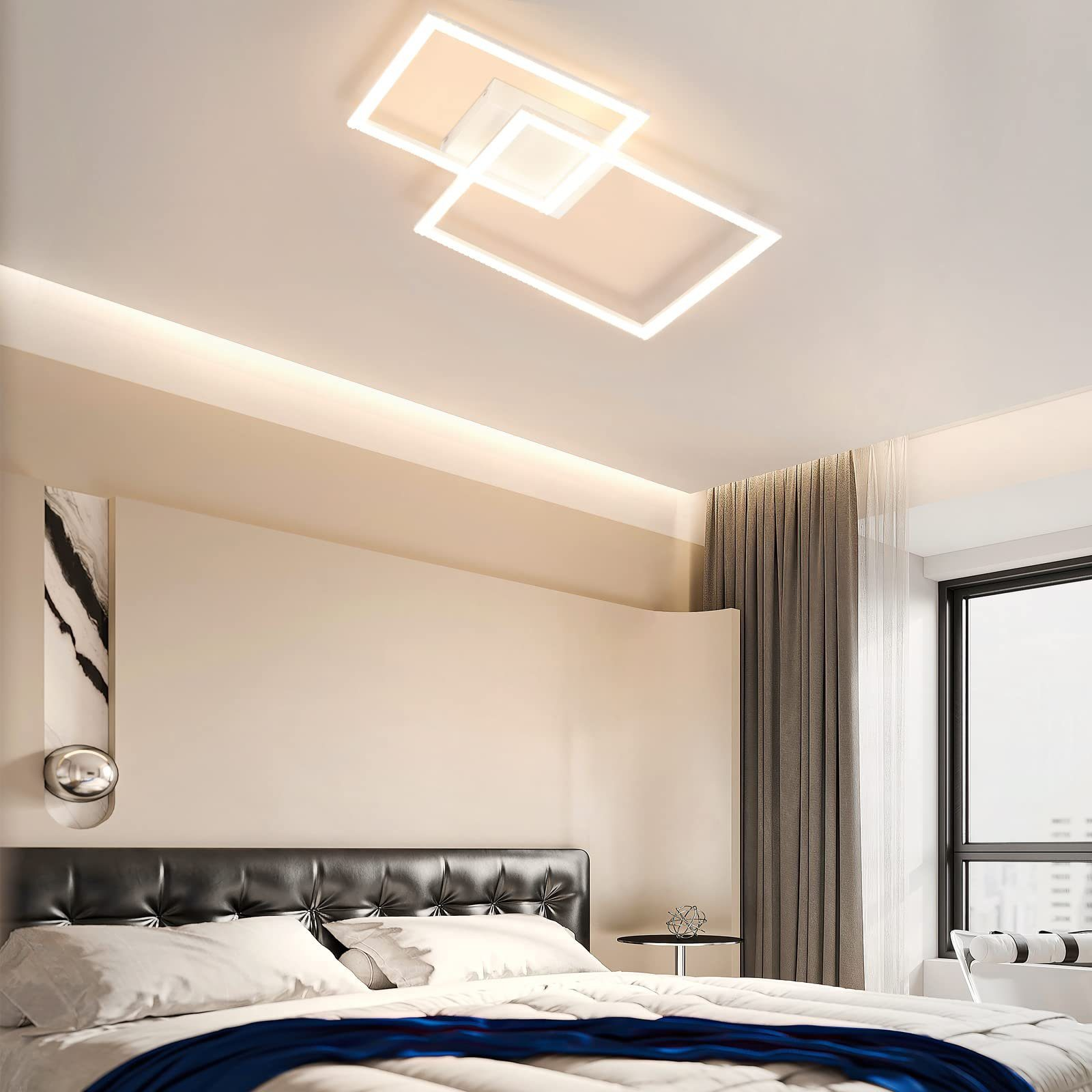 Moderne Deckenleuchte mit zwei überlappenden Quadraten über einem Bett in einem Schlafzimmer. Neutrale Wand mit Fenster.