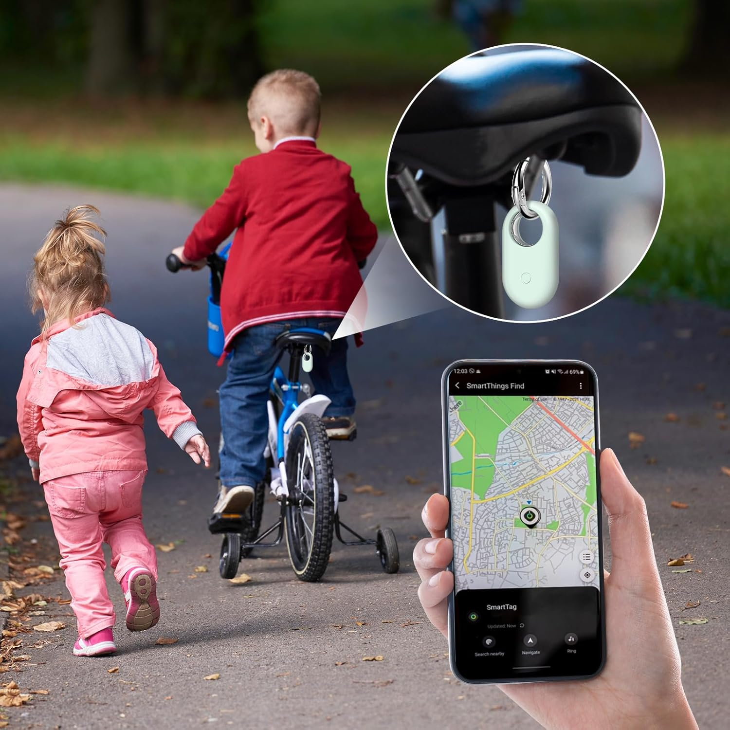 Kinder auf einem Fahrrad und eine Person, die ein Telefon hält, das eine Karte zeigt.