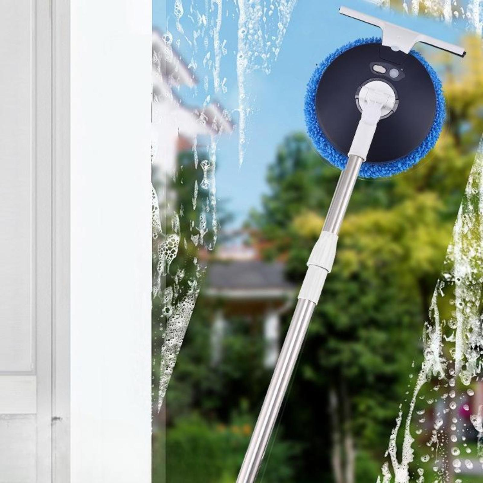 Eine Person reinigt ein Fenster mit einem langstieligen Reinigungsgerät. Die blaue Bürste ist sichtbar.