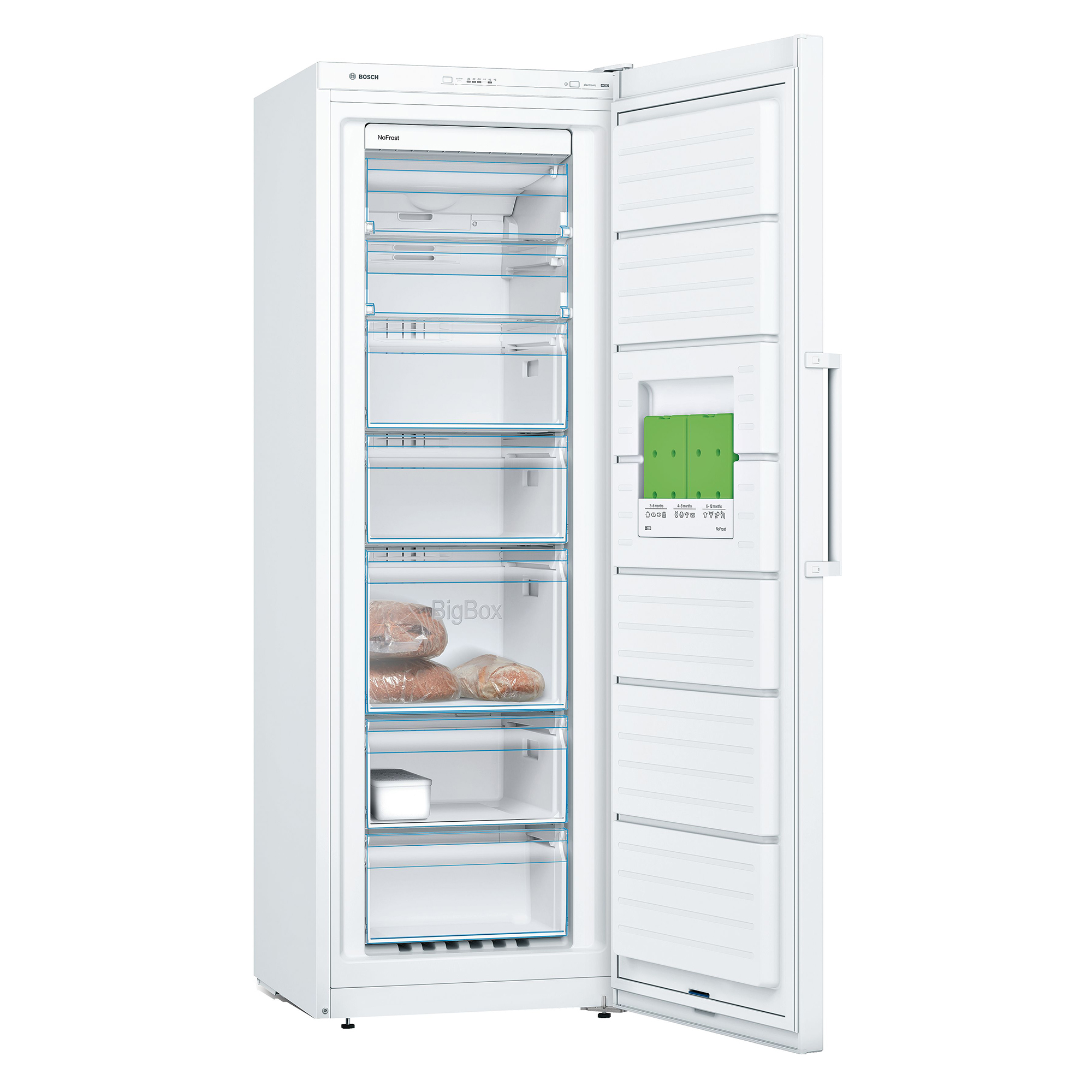 Geöffneter weißer Kühlschrank mit Schubladen, Regalen und grünen Kühlakkus, weißer Innenraum. Weißer Hintergrund.