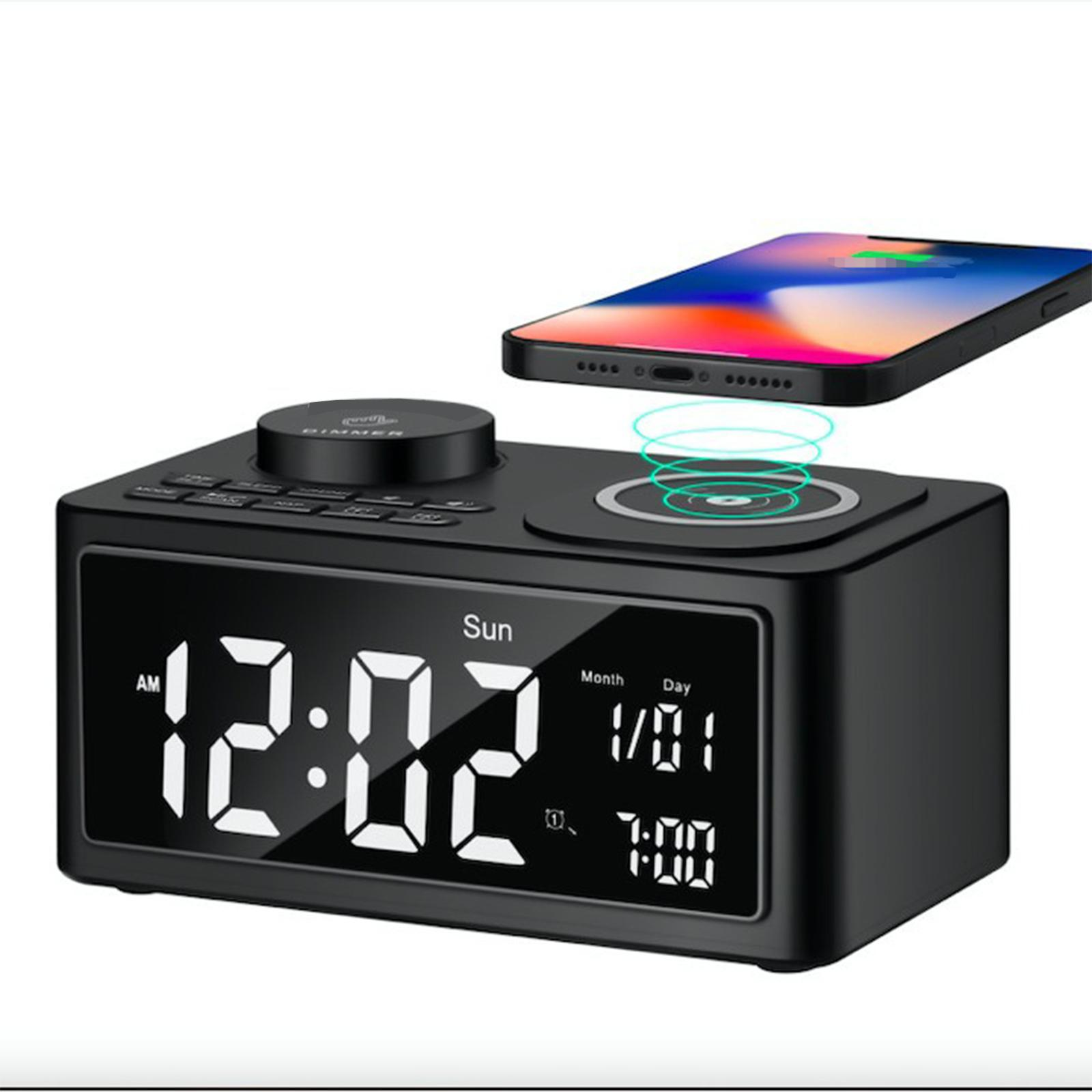 Schwarze Digitaluhr mit aufladendem Telefon. Uhr zeigt 12:02 mit Tag und Datum.