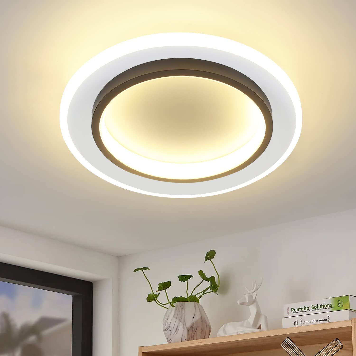 Eine moderne Deckenleuchte mit weißem und schwarzem Design.