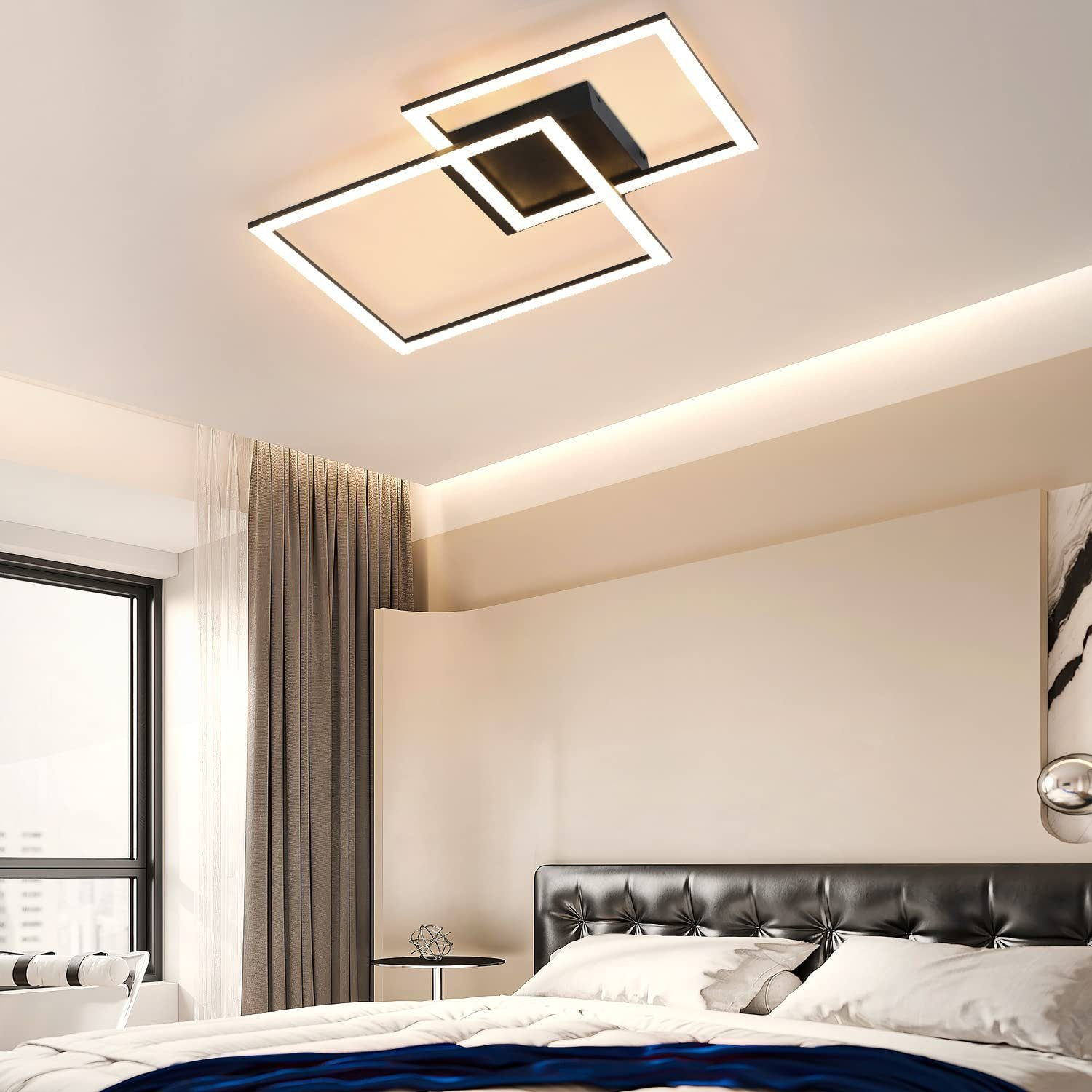 Eine moderne Schlafzene. Das Zimmer hat ein großes Bett, eine Deckenleuchte und ein Fenster.