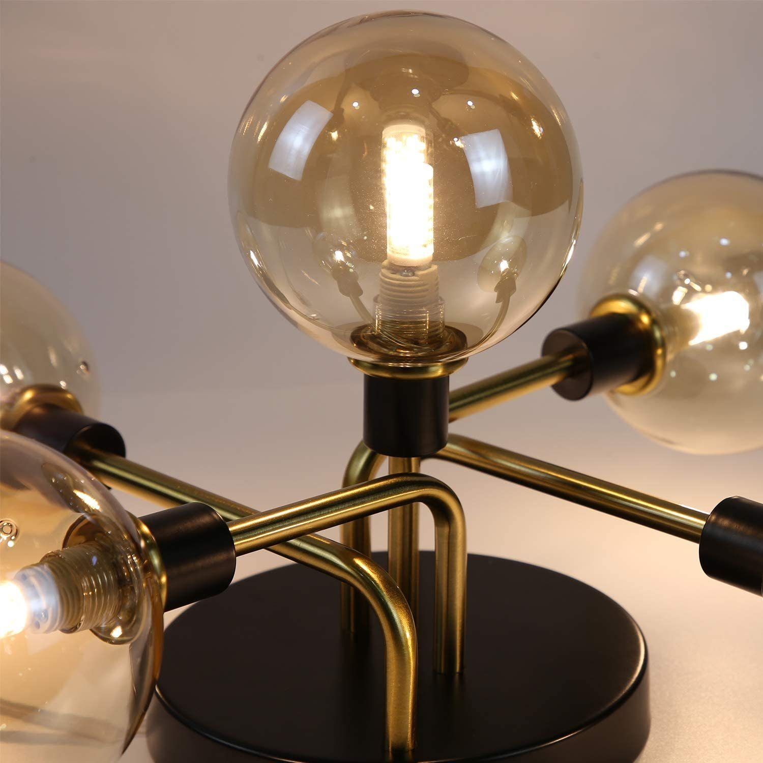 Nahaufnahme einer modernen Lampe mit mehreren kugelförmigen Glühbirnen.