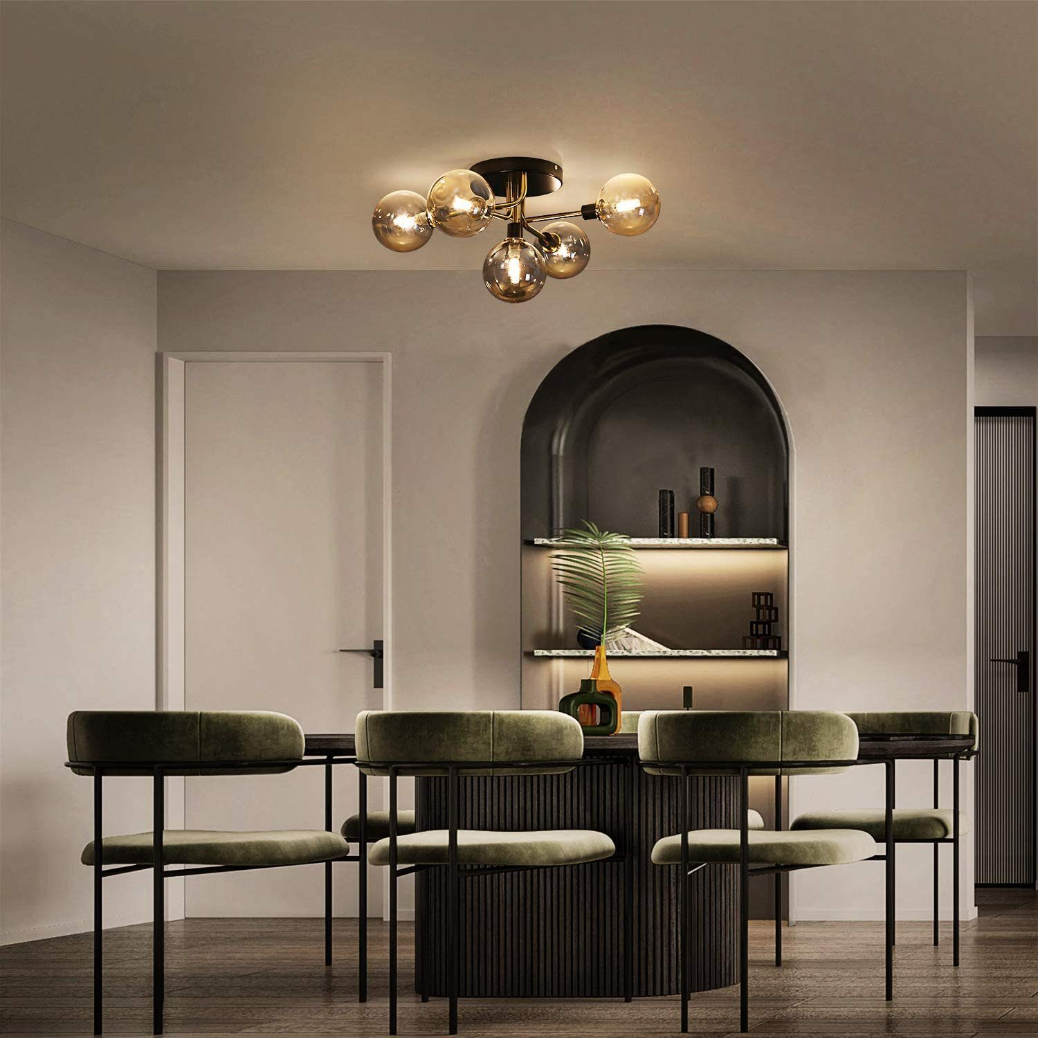 Esszimmer mit Deckenleuchte. Tisch und Stühle befinden sich im Vordergrund. Im Hintergrund befinden sich ein Bogen und Regale.