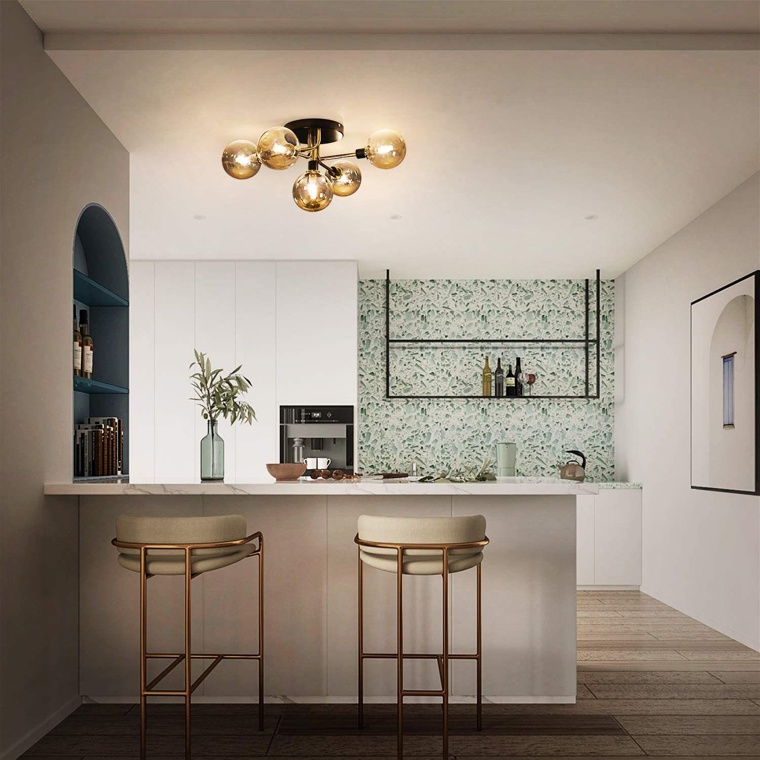 Moderne Küche mit Bar und Hockern. Deckenleuchten und eine Vase mit Blumen sind in der Szene.