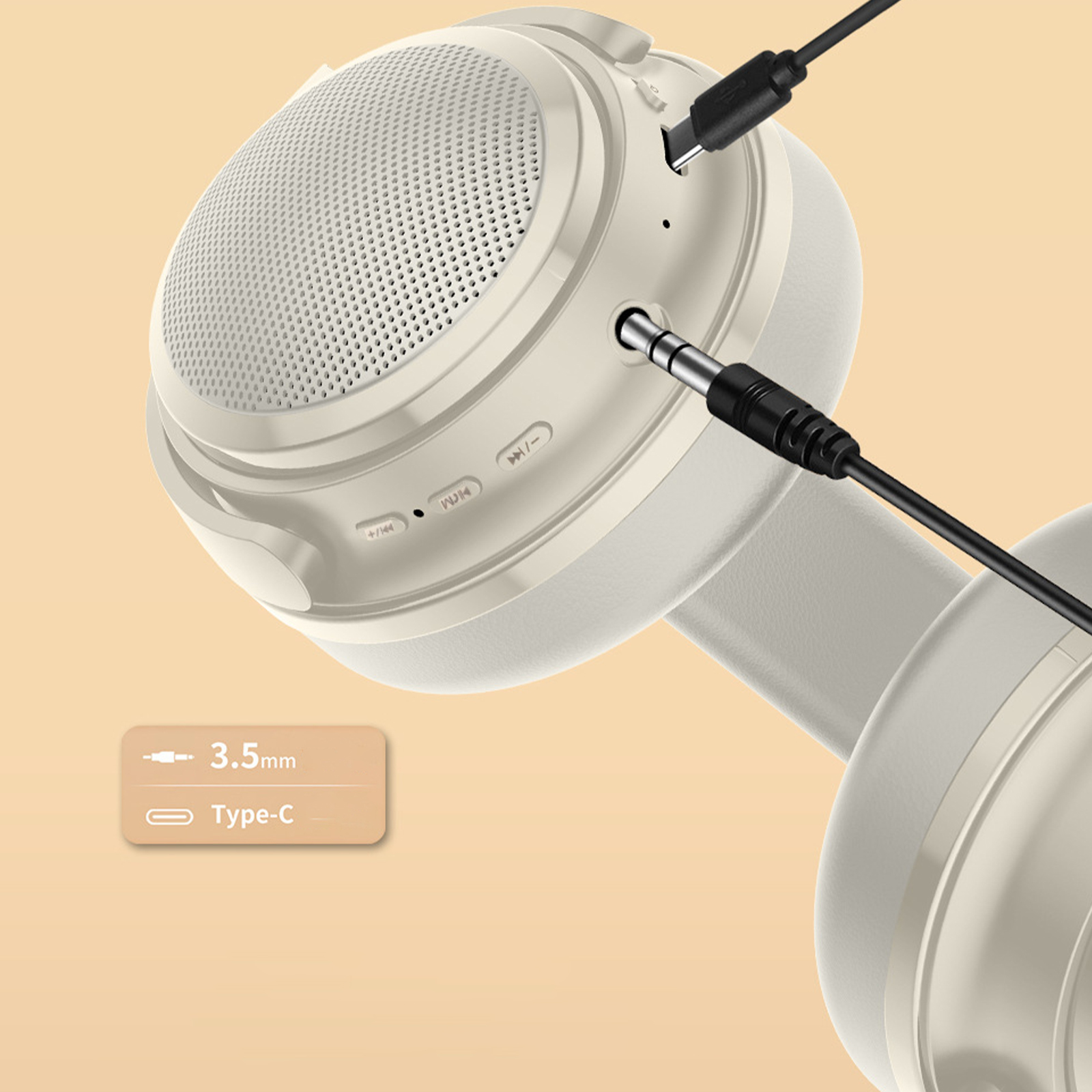 Ein weißes Headset hat zwei Kabel eingesteckt: ein USB-C- und ein 3,5-mm-Kabel. Details im Hintergrund.