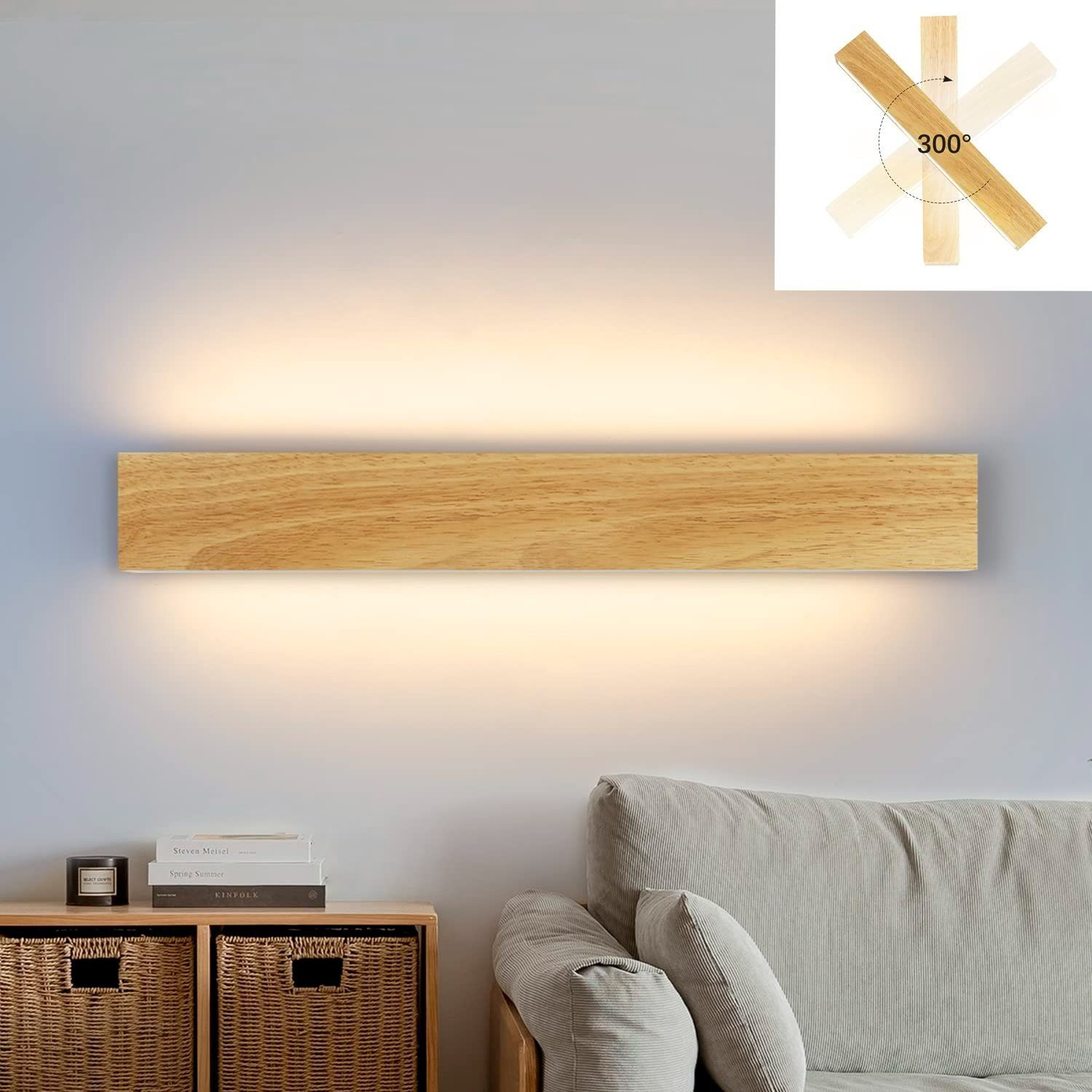 Apparecchio di illuminazione in legno su parete azzurra, illumina lo spazio.
