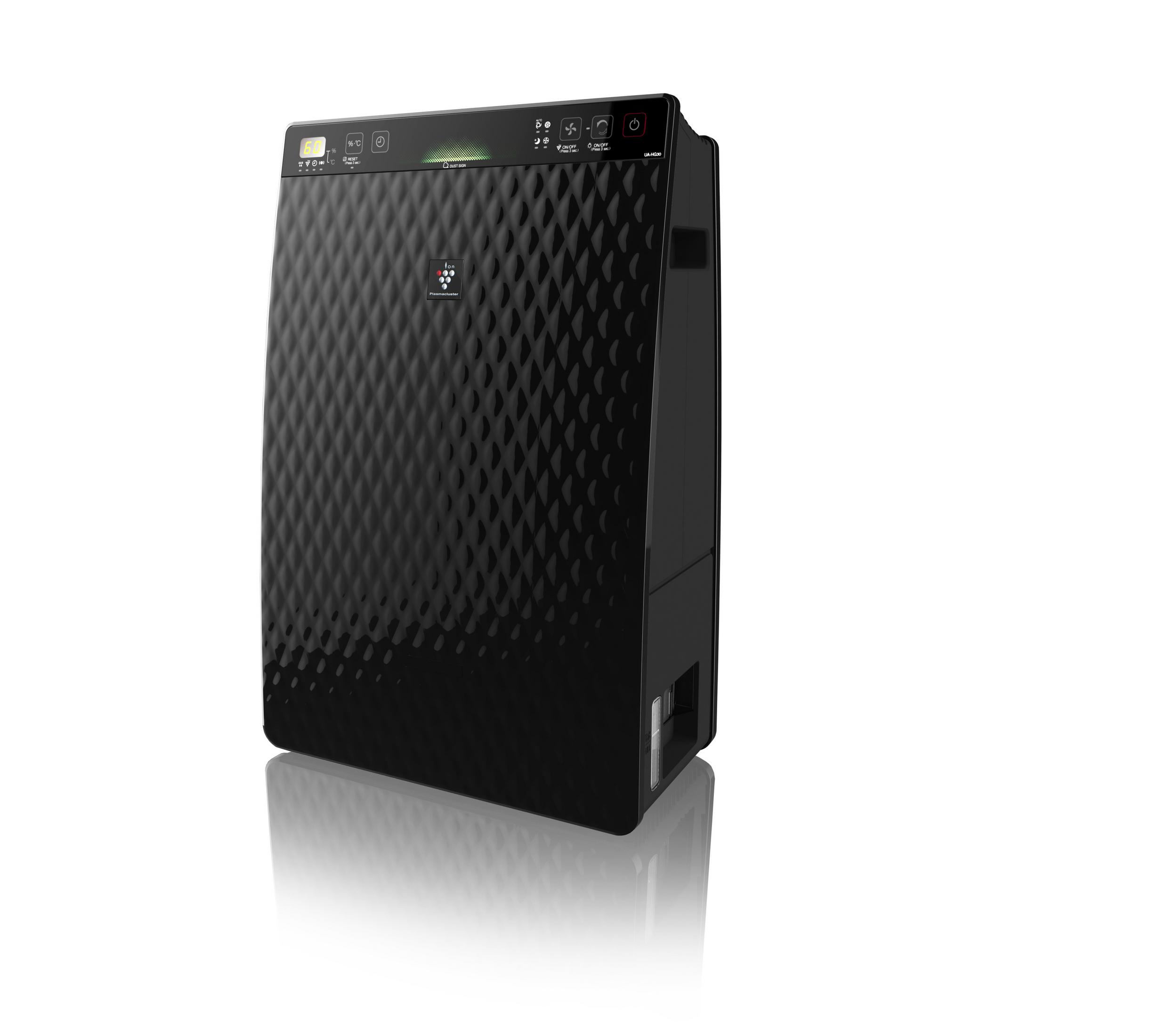 Czarny oczyszczacz powietrza na białym tle. Nowoczesny design, z teksturowanym panelem przednim. Odbijająca powierzchnia poniżej.