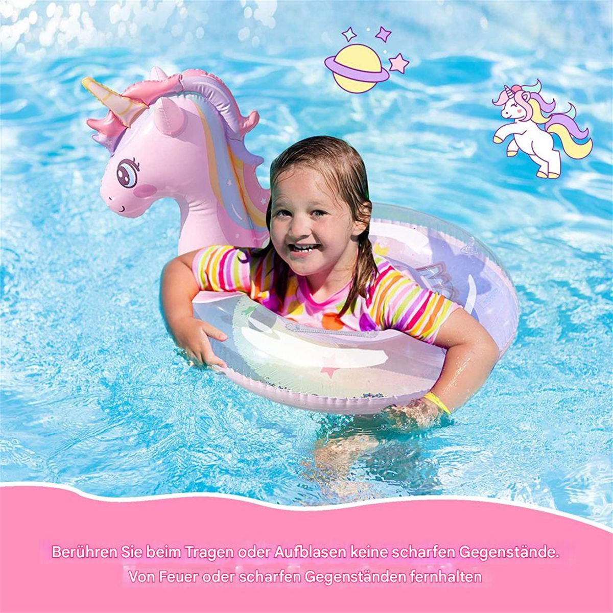 Ein Mädchen in einem Pool mit einem Einhorn-Schwimmring. Das Wasser ist blau.