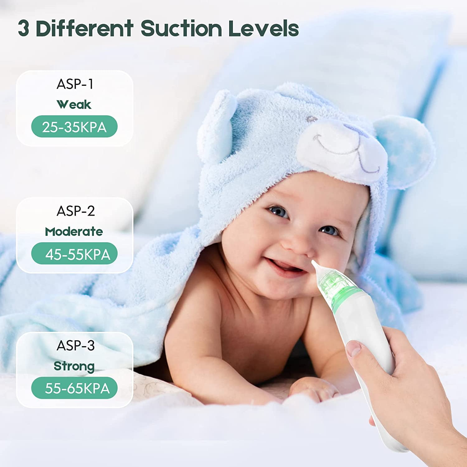 Ein Baby mit blauem Kapuzenhandtuch bekommt die Nase mit einem Nasensauger gereinigt.