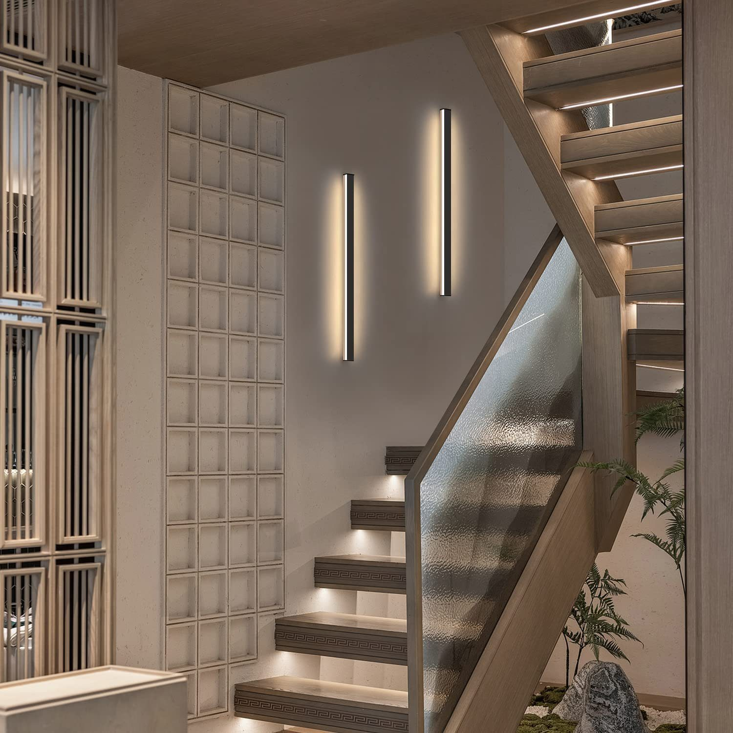 Schody z dwoma kinkietami. Schody są drewniane, a ściana jasna.