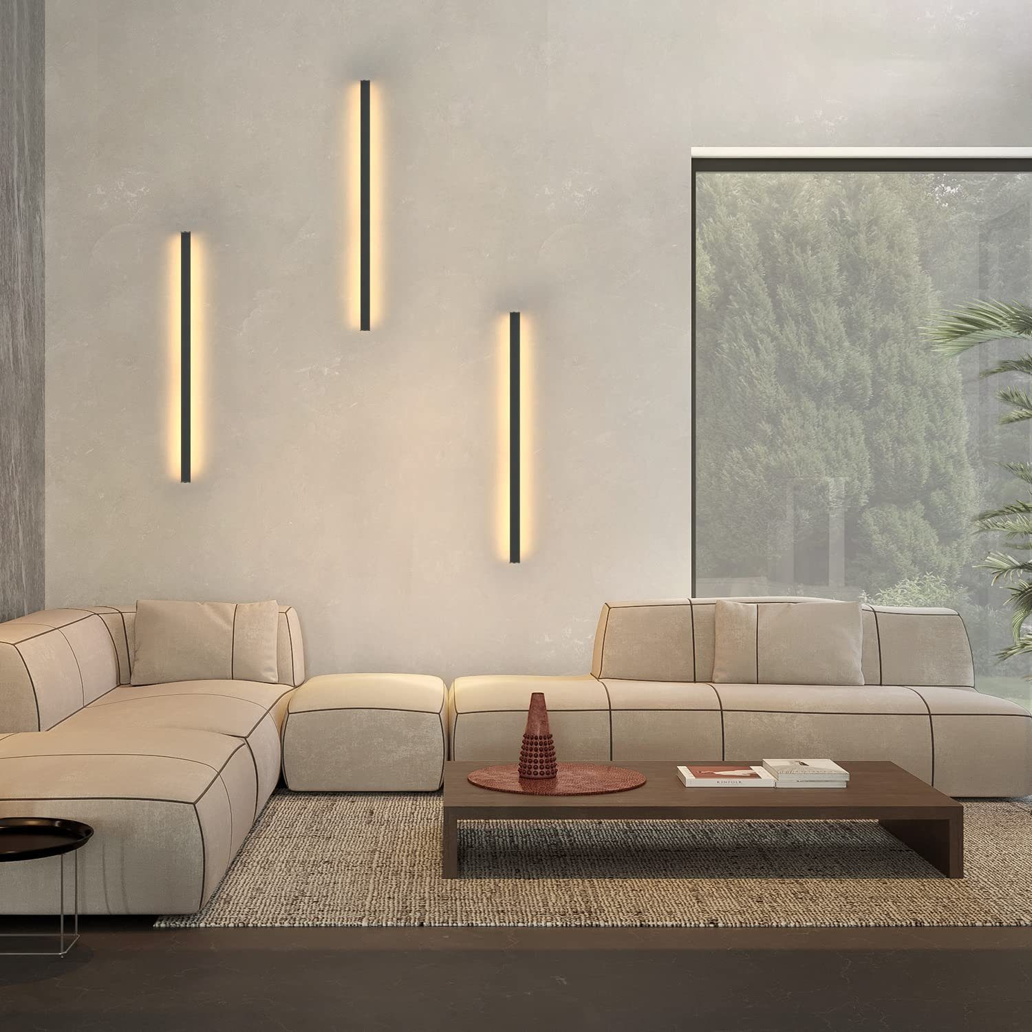 Salon z trzema czarnymi pionowymi światłami na ścianie, sofą i stolikiem kawowym.