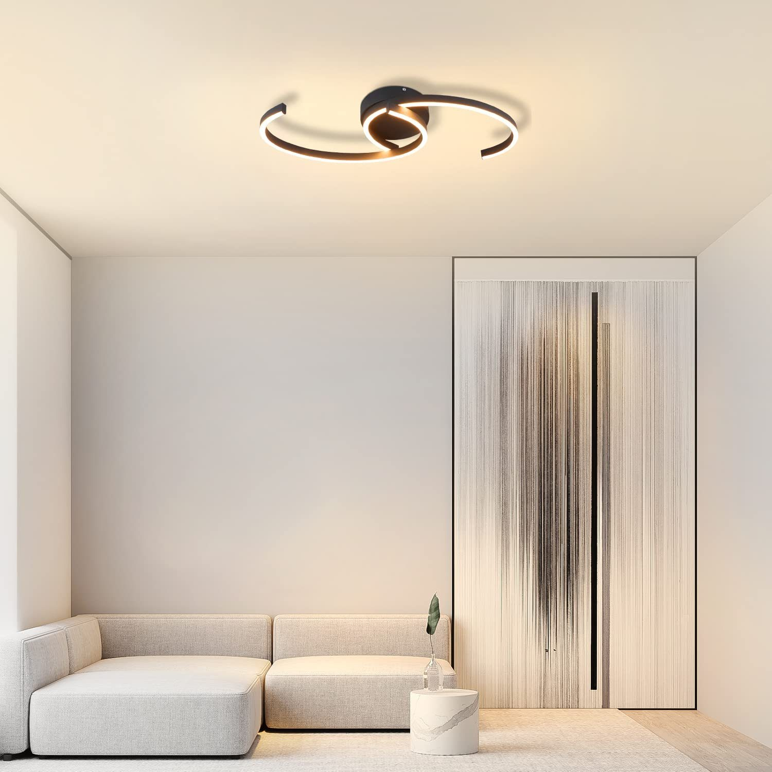 Nowoczesna lampa sufitowa. Ma czarny, wirujący design ze zintegrowanymi światłami LED. Scena we wnętrzu.