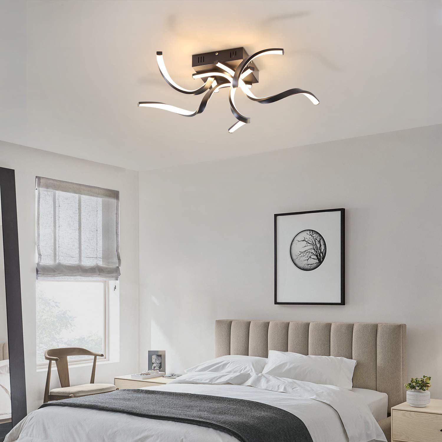 Schlafzimmer mit moderner Deckenleuchte, Bett und Kunstwerk an der Wand.