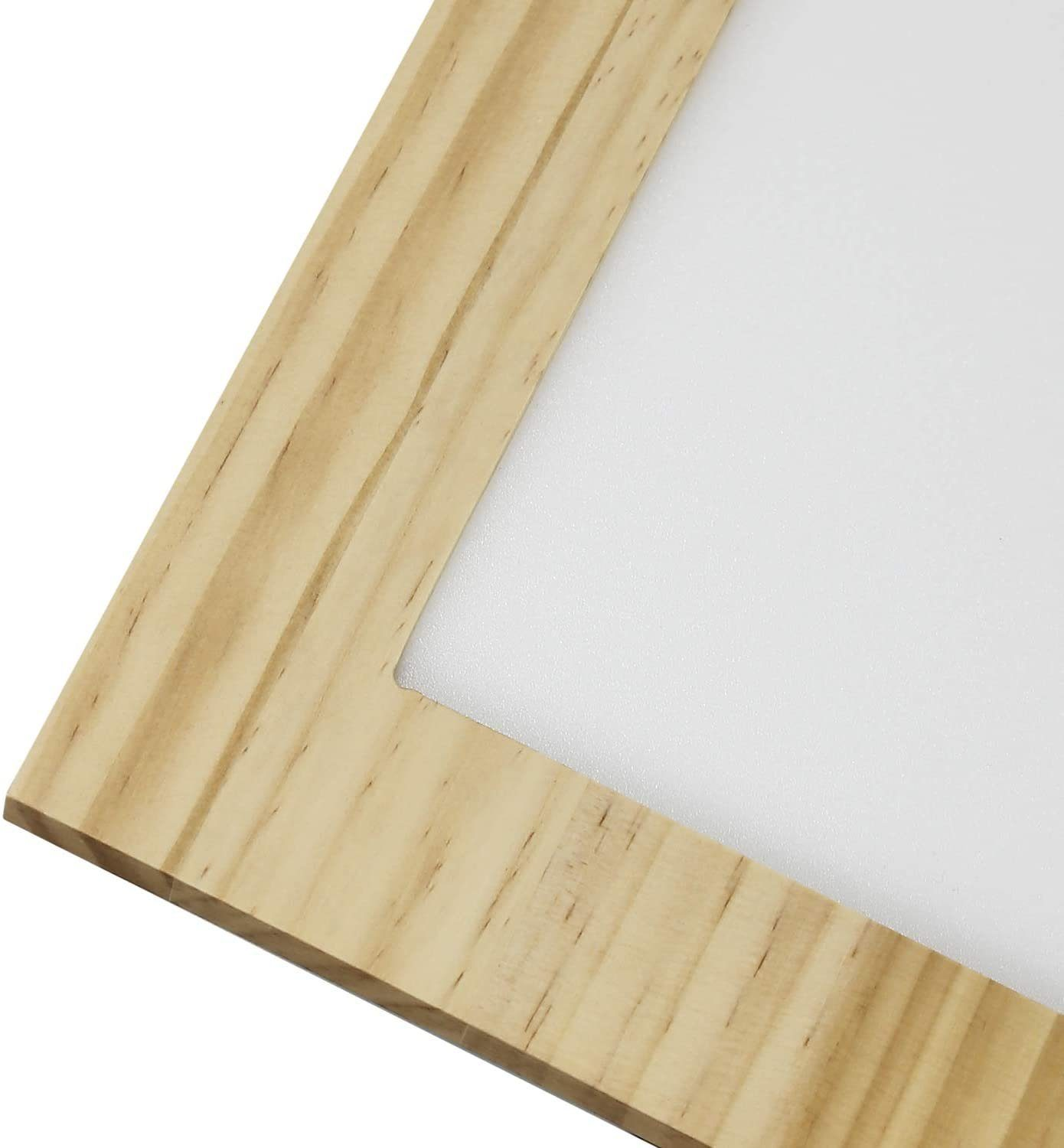 Holzrahmen mit hellfarbigem Holz, der eine matte weiße Oberfläche umgibt.