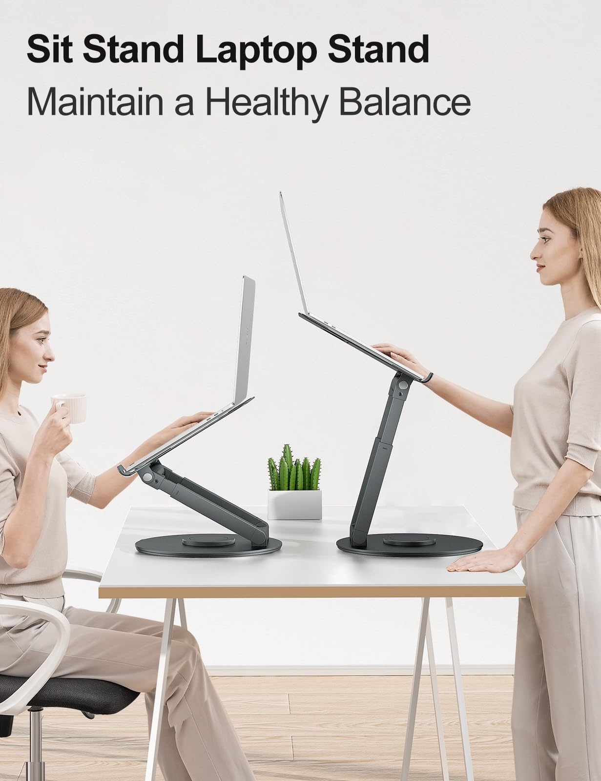 Zwei Frauen benutzen Laptop-Ständer an Schreibtischen. Text: Sit Stand Laptop-Ständer.
