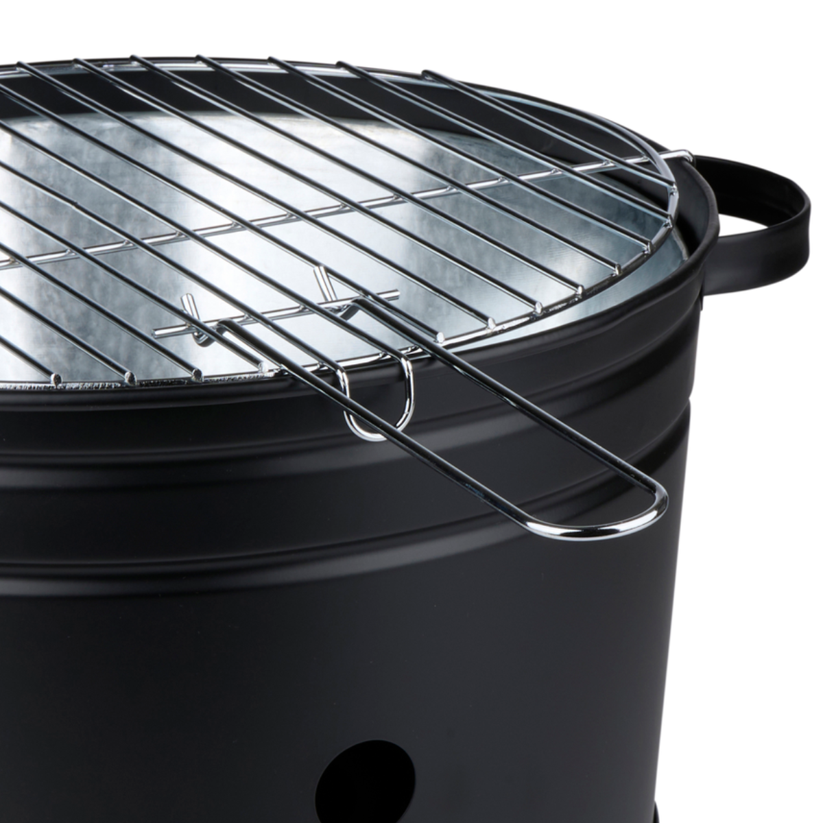 Zwarte houtskoolbarbecue met een zilveren grillrooster en een handvat, tegen een witte achtergrond.