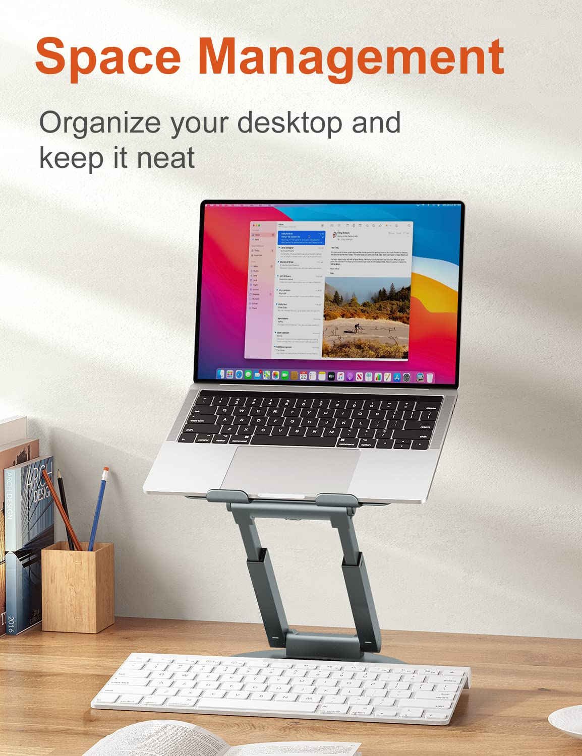 Laptop auf einem Schreibtischständer mit Text: Space Management, Organize your desktop.