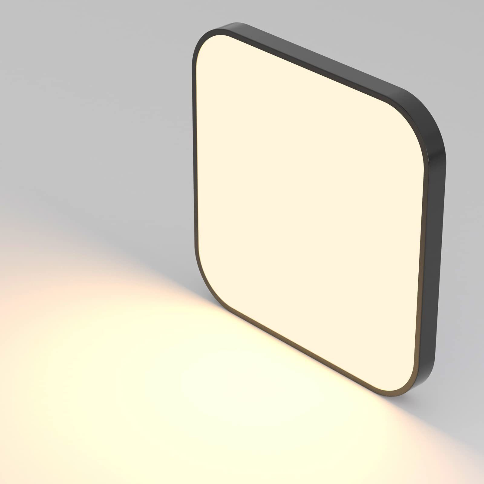 Beleuchtete LED-Deckenleuchte, quadratische Form mit abgerundeten Ecken, schwarzer Rahmen, angewinkelt auf weißer Oberfläche.