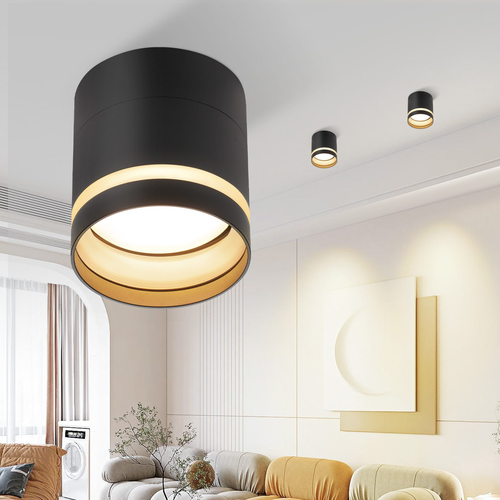 Apparecchio di illuminazione a soffitto nero con due strisce dorate e due luci più piccole.