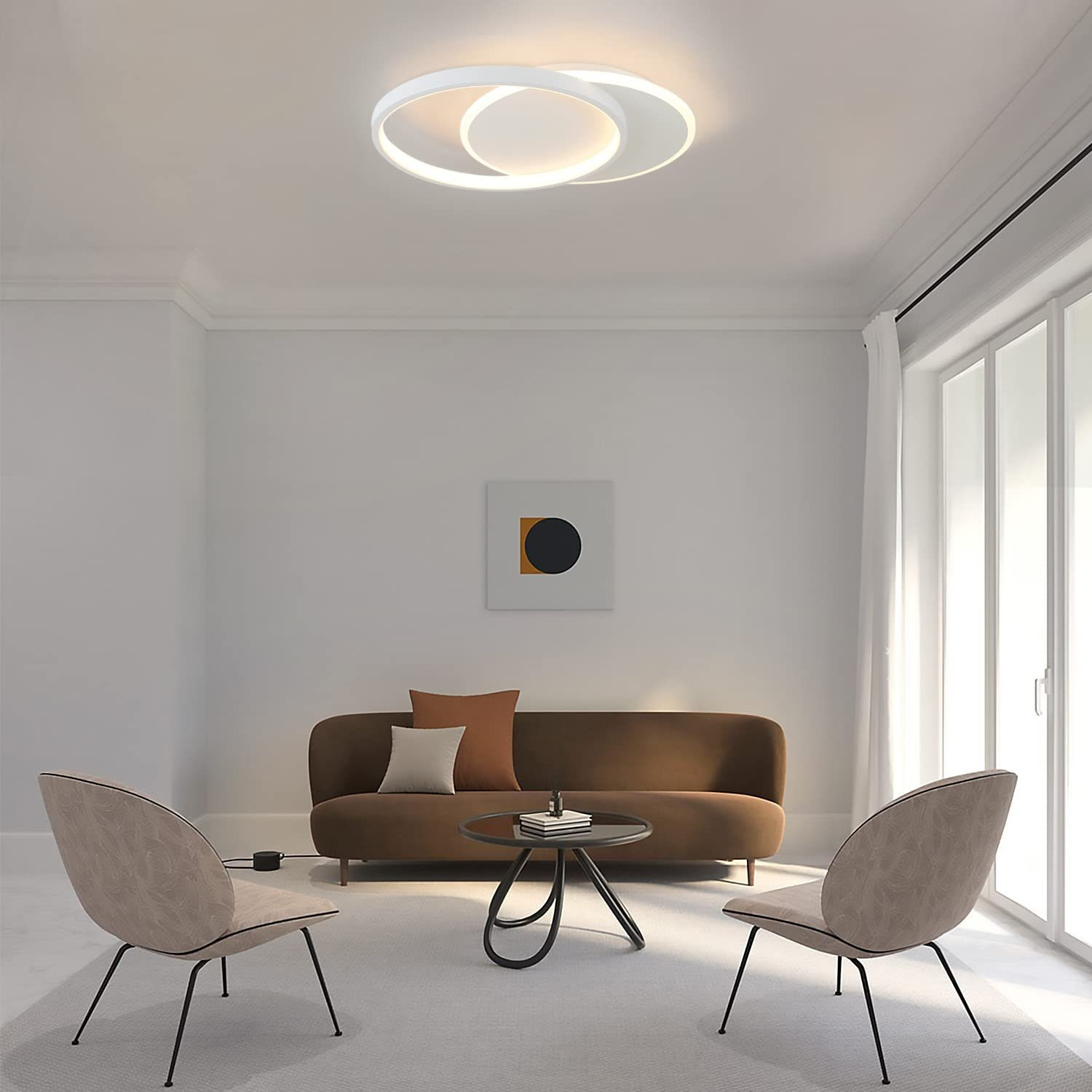 Wohnzimmer mit Sofa, Stühlen, Tisch und Deckenleuchte. Ein Gemälde hängt an der Wand.