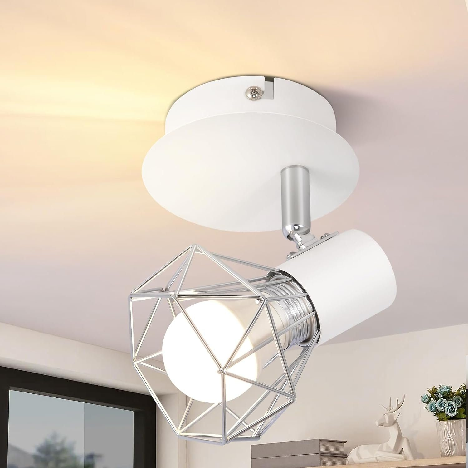 Un foco de techo blanco con un diseño de jaula geométrica alrededor de la bombilla.