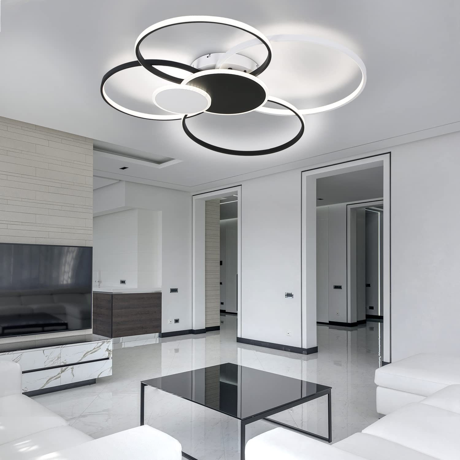 Moderne Deckenleuchte im Wohnzimmer mit schwarz-weißen Kreisformen, weißen Wänden und Boden.