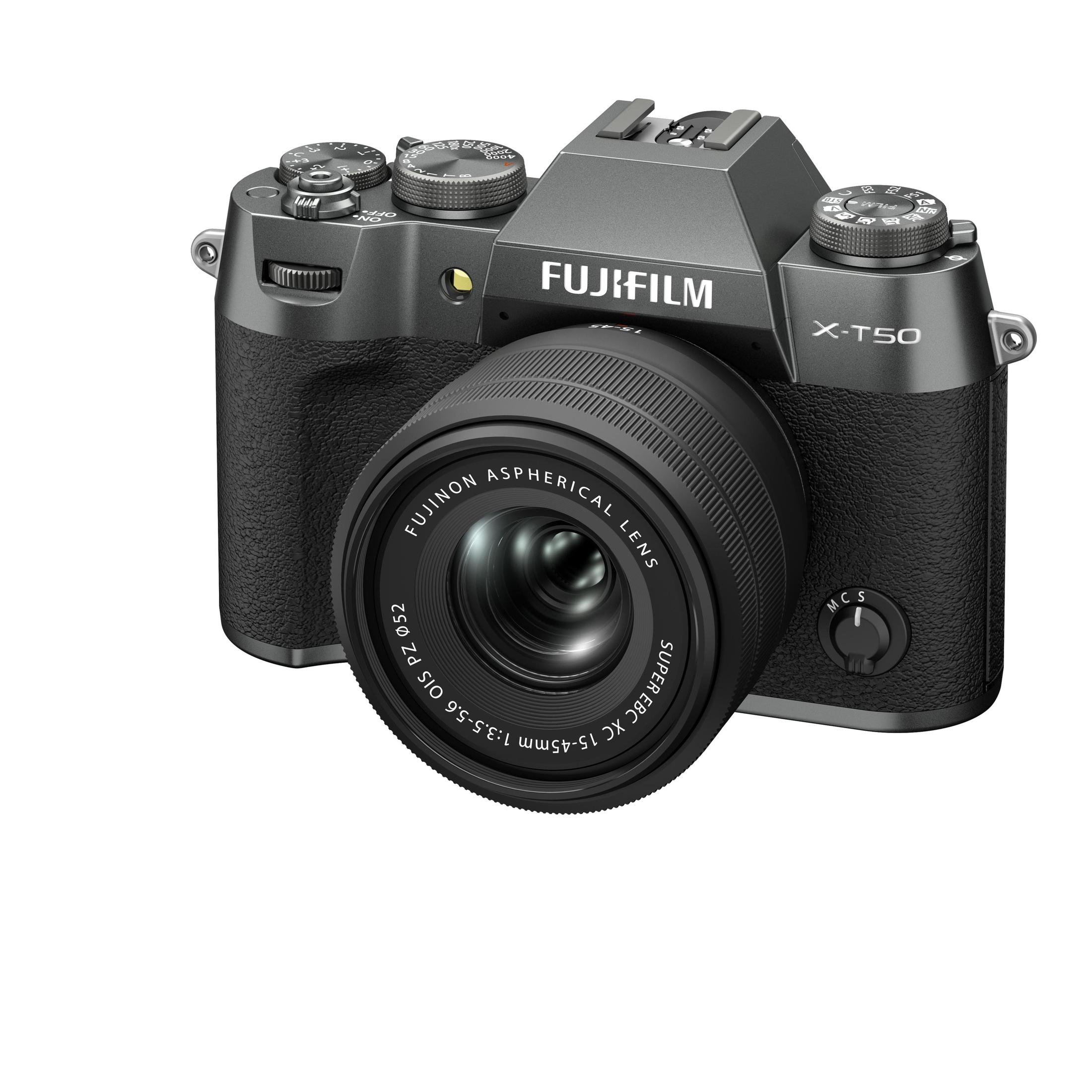 Eine graue Fujifilm X-T50 Kamera mit Objektiv, isoliert auf weißem Hintergrund.