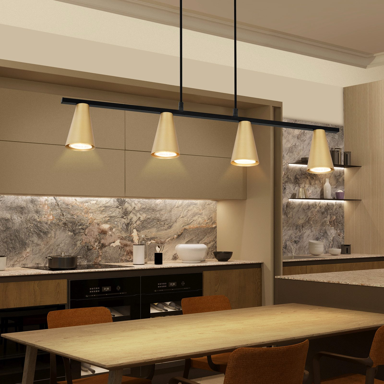 Cucina con tavolo in legno, sedie, lampade a sospensione, armadi, parete in marmo ed elettrodomestici.
