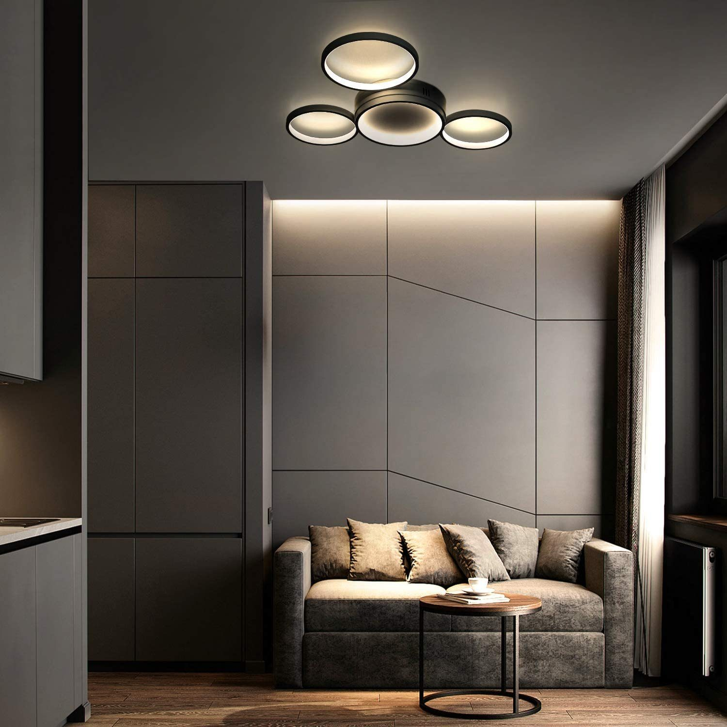 Modernes Wohnzimmerinterieur mit grauem Sofa, Couchtisch und Deckenleuchte.