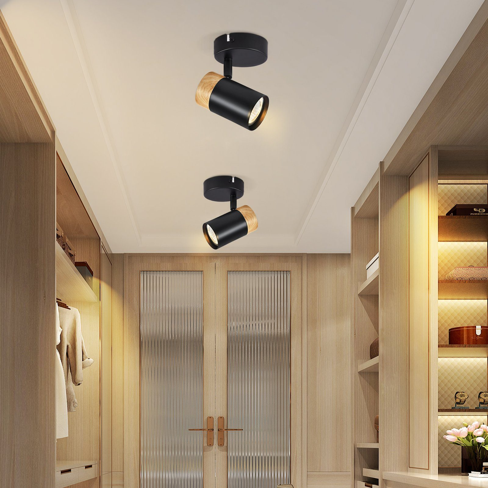 Due faretti con accenti in legno e neri su un soffitto bianco in una stanza.