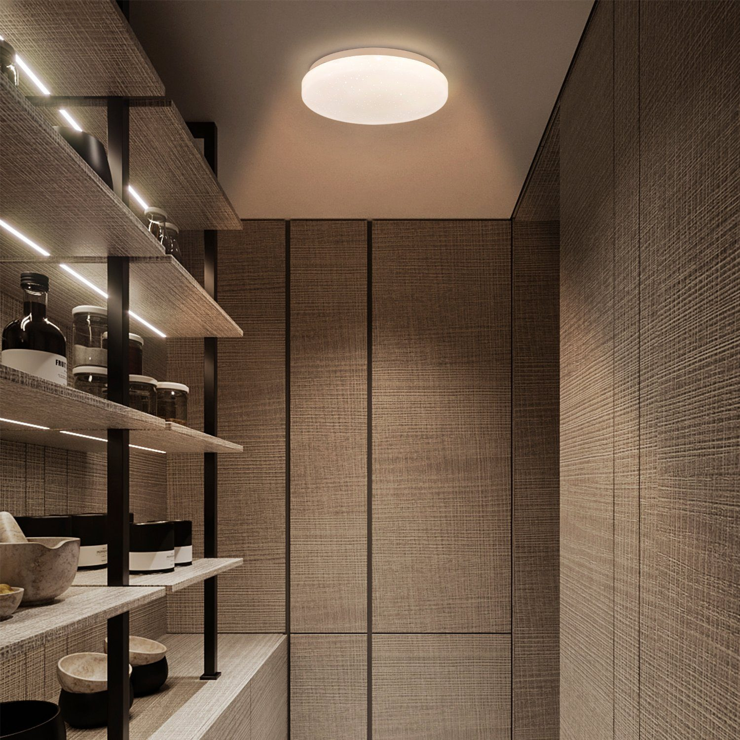 Ein Raum mit Regalen, Schränken und einer runden Deckenleuchte. Die Wände sind strukturiert.