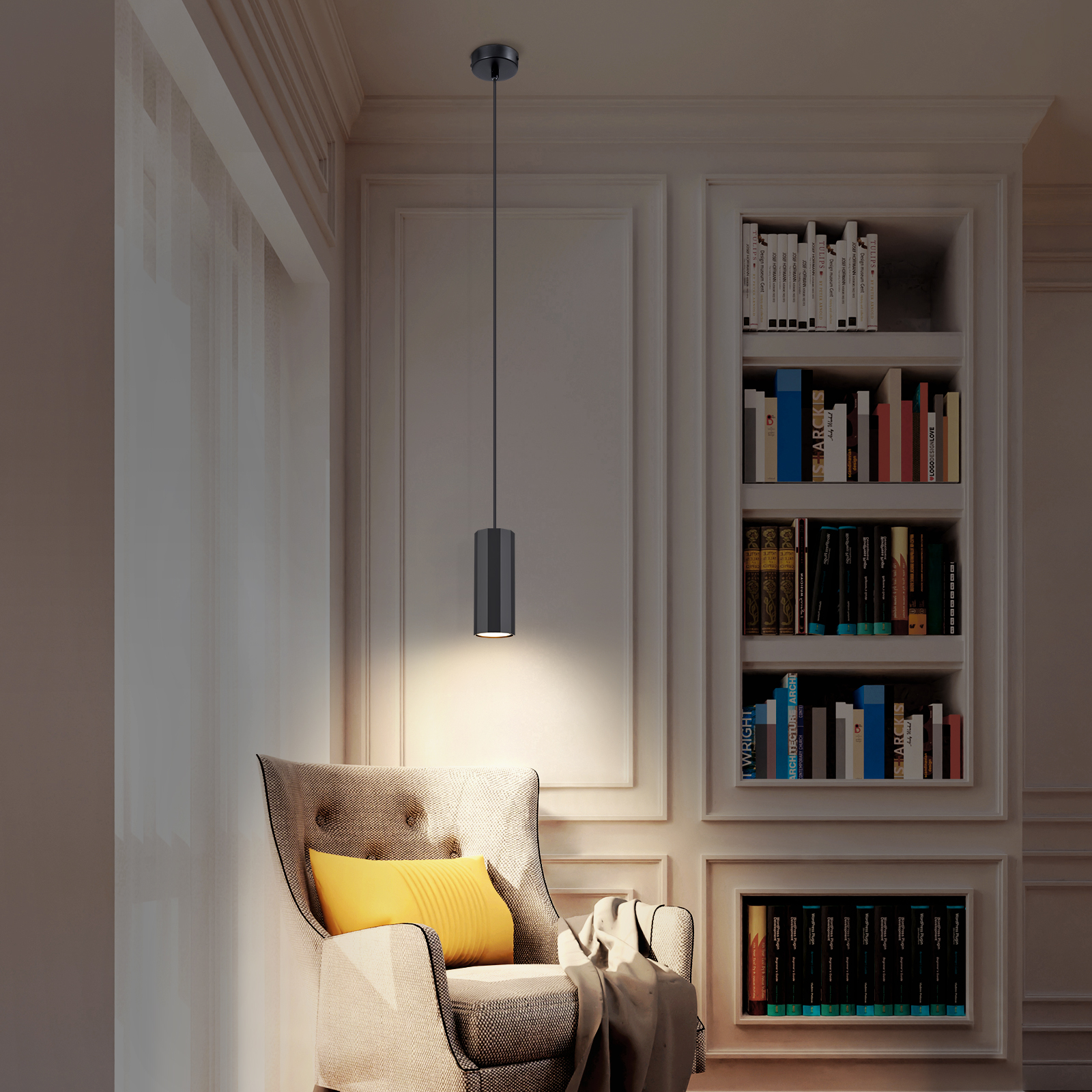 Innenszene: ein Stuhl unter einer Pendelleuchte, mit einem Bücherregal im Hintergrund.