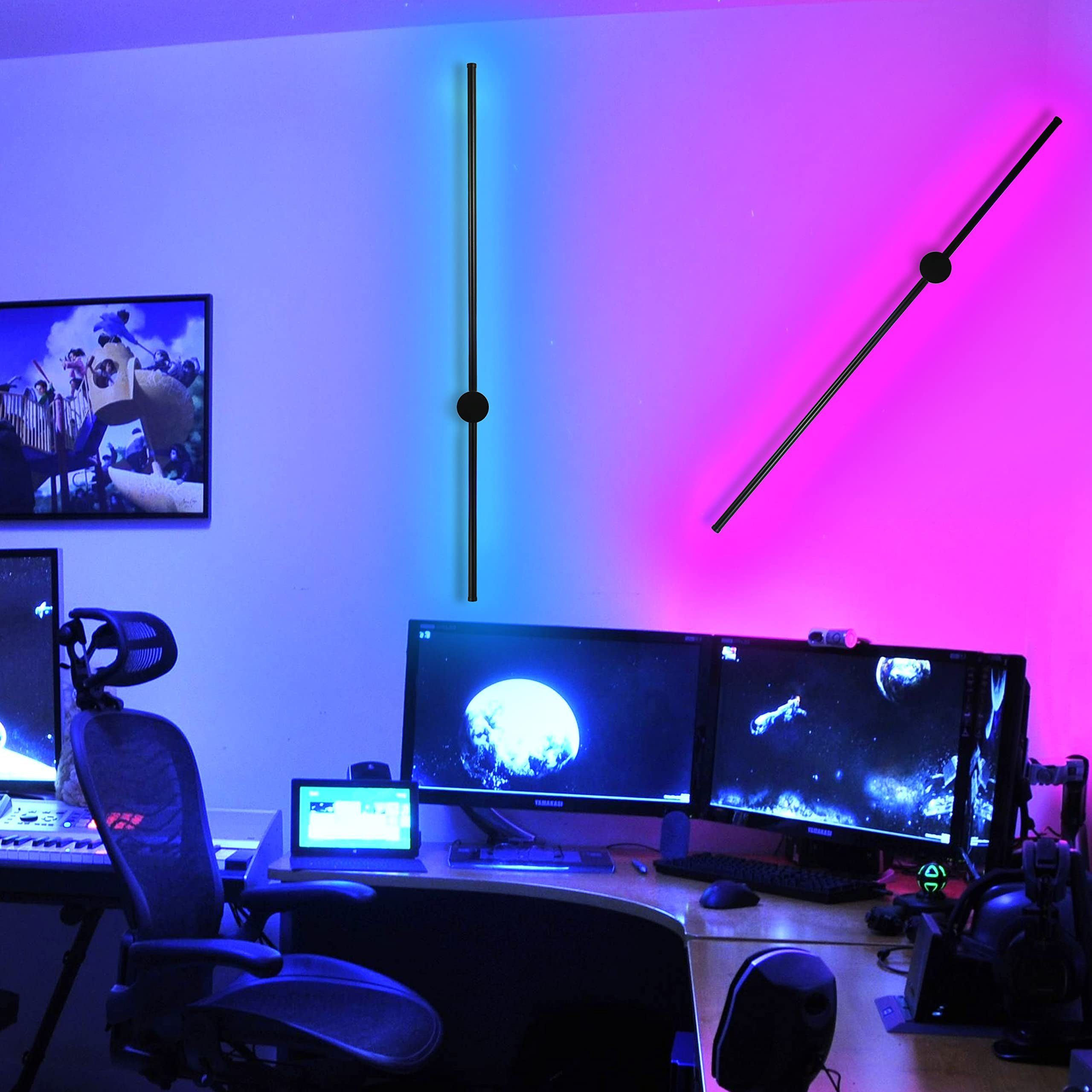 Konfiguracja do gier ze stołem, dwoma monitorami i paskami LED na ścianie.