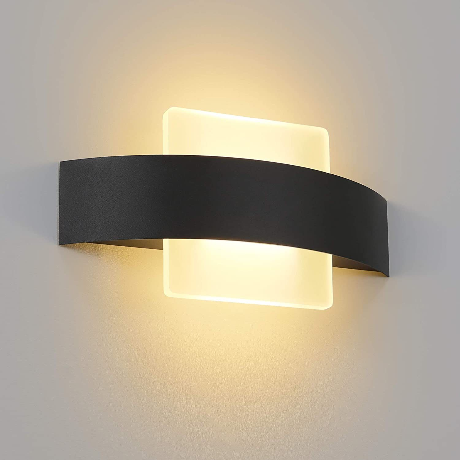 Lampada da parete in bianco e nero, luce rettangolare. Il muro è grigio chiaro.