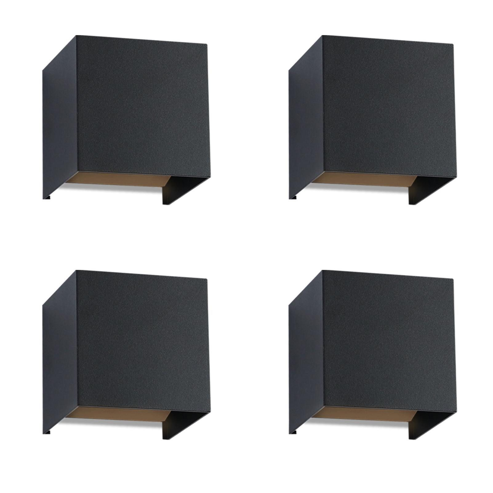 Quattro applique nere a forma di cubo. Sono a filo e hanno un'apertura dorata.