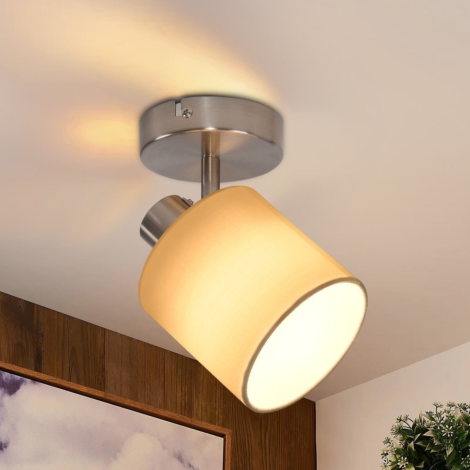 Faretto da soffitto con paralume beige, su soffitto bianco, con pannello in legno.