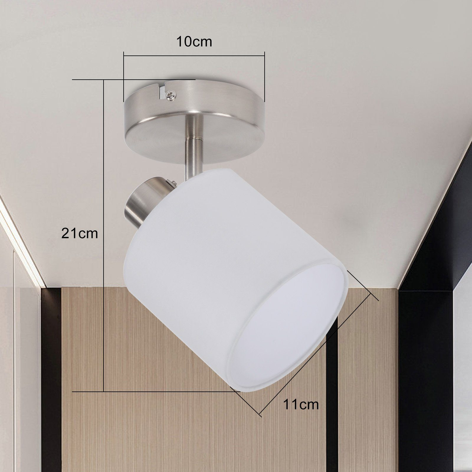 Faretto da soffitto argentato, paralume bianco, dimensioni indicate. Contro soffitto bianco.